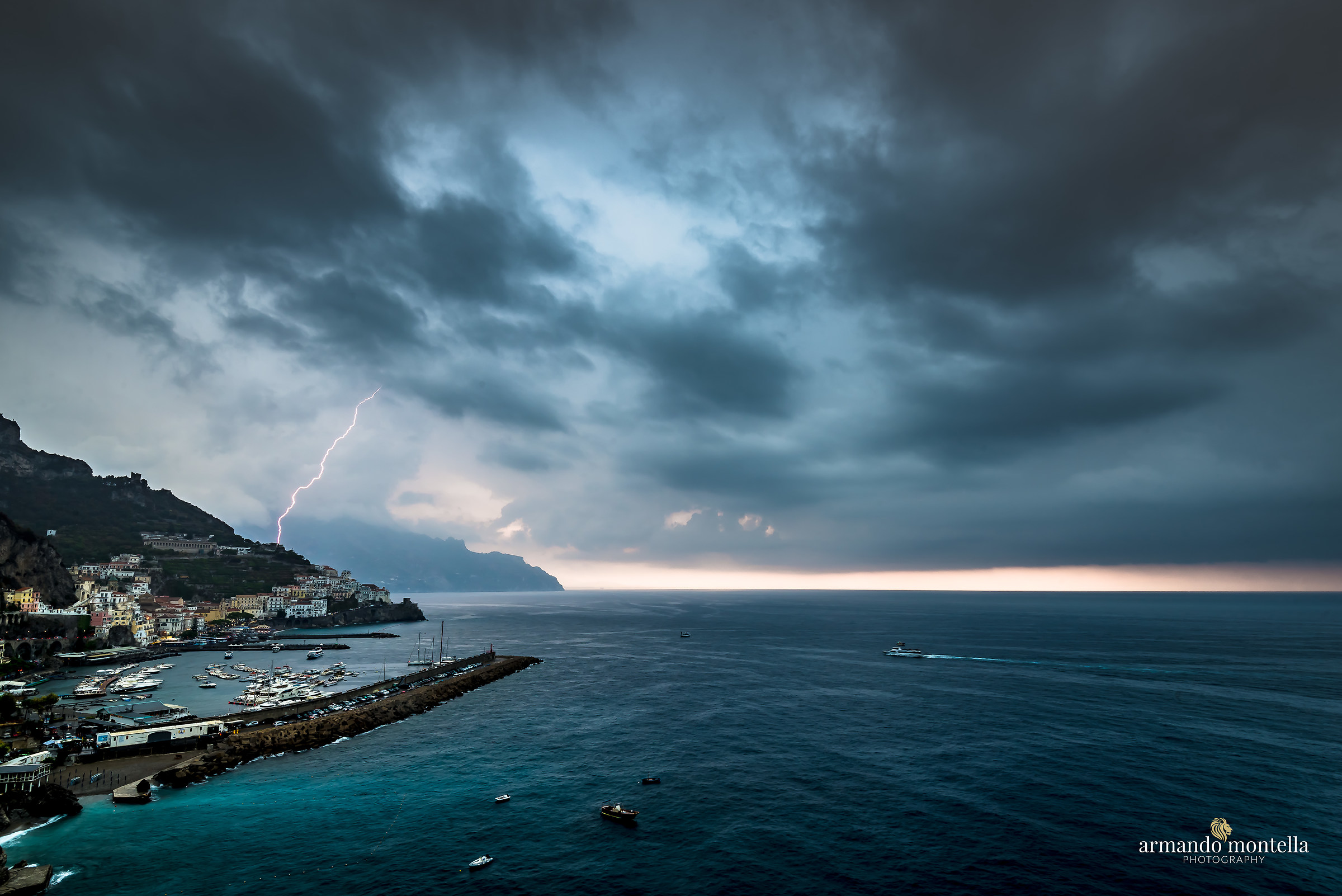 Tuoni e fulmini su Amalfi.