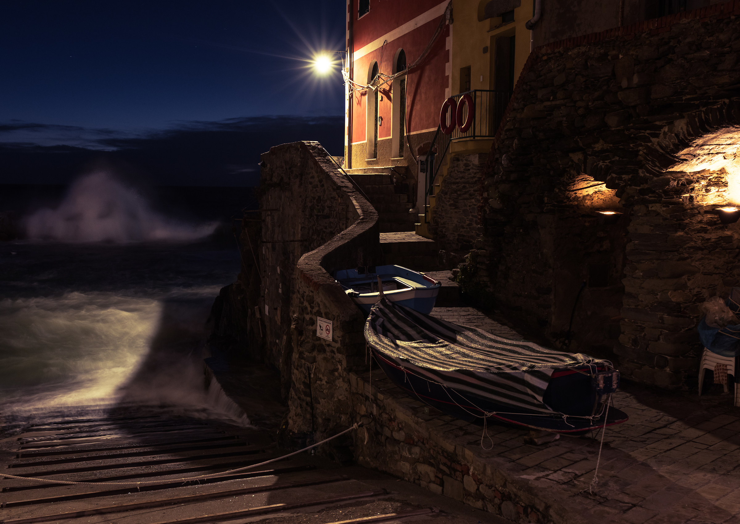 The evening and the sea ... dark