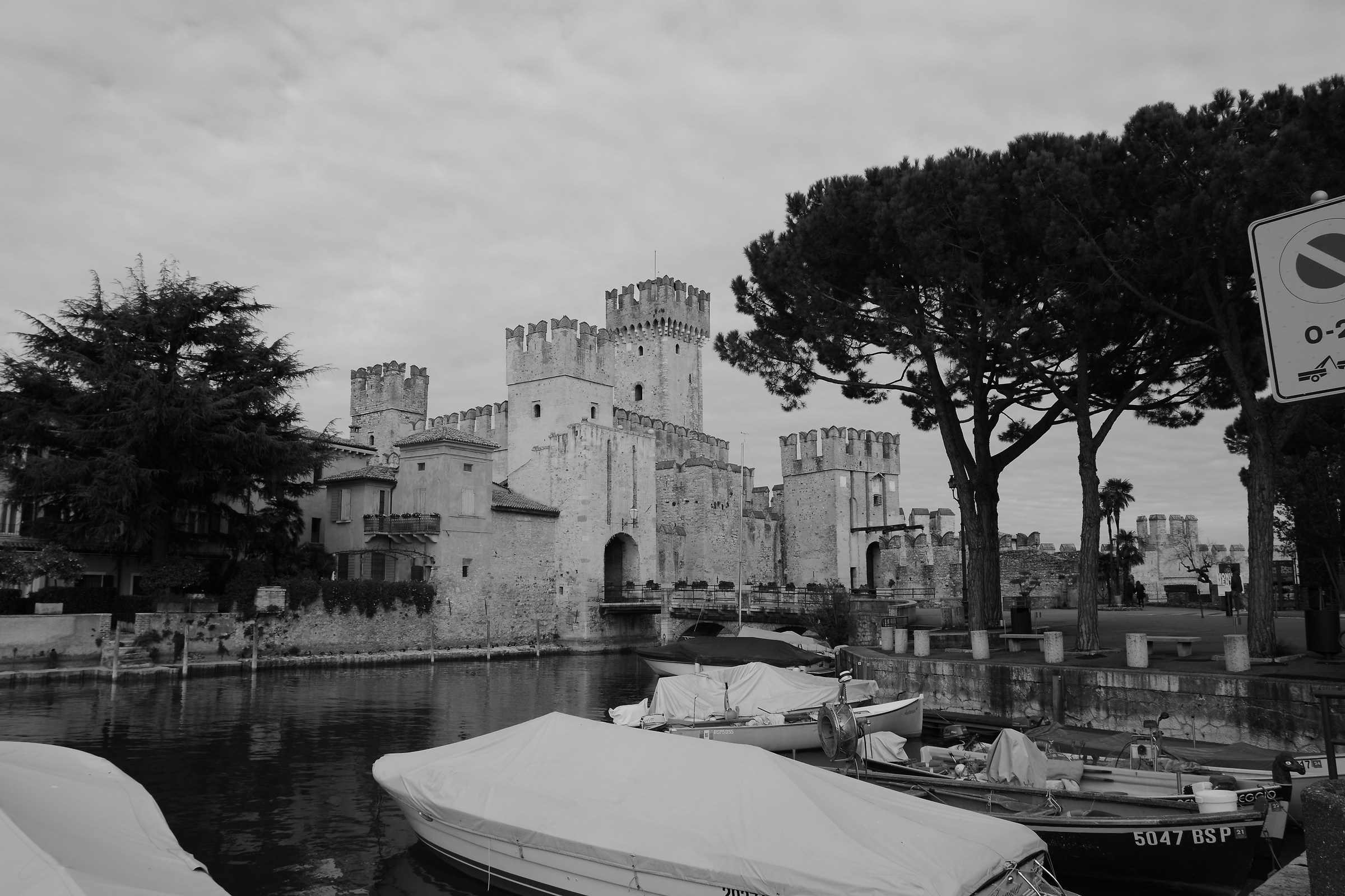 Veduta del castello Scaligero di Sirmione.