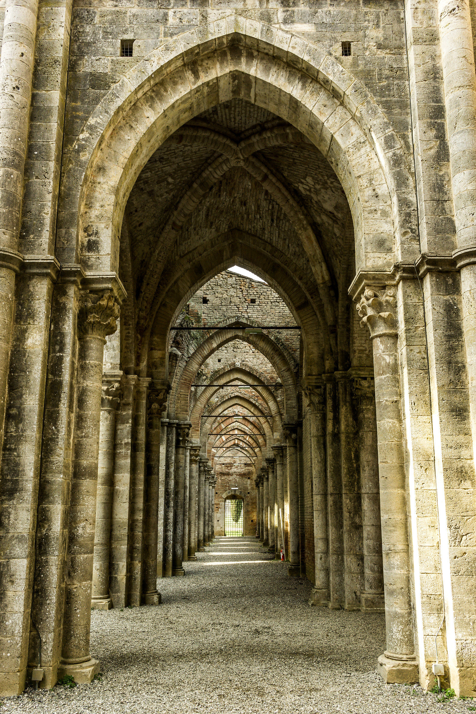 abbazia di san galgano - navata laterale