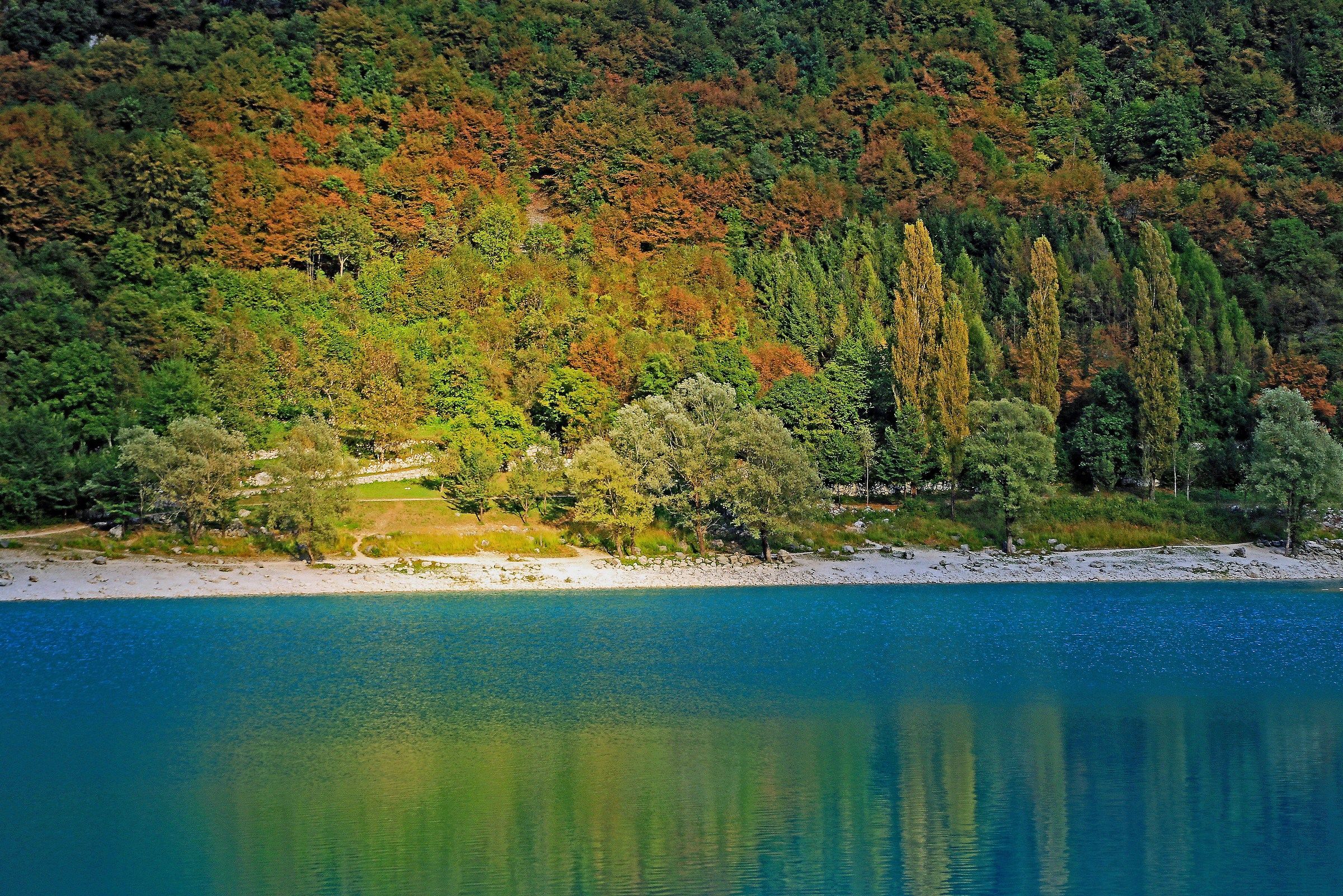 Lago di Tenno in autunno (Trentino)