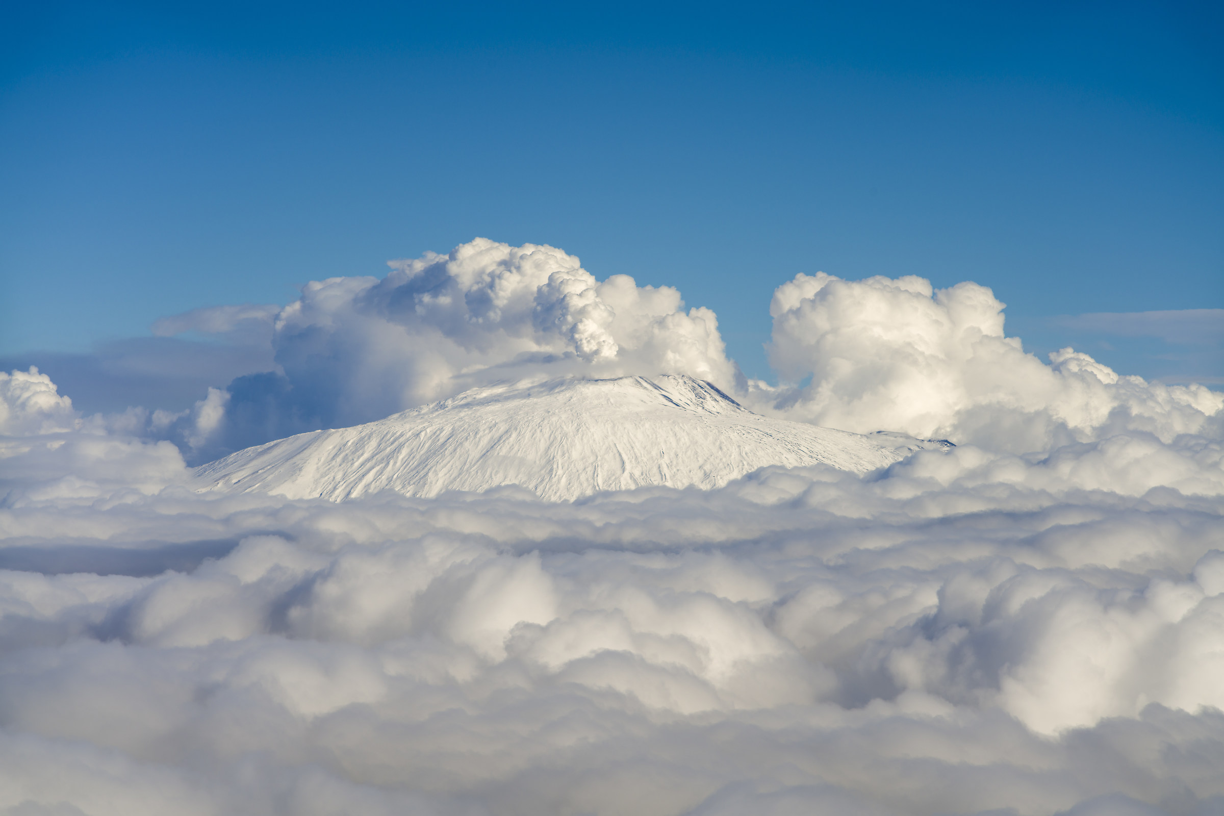 Etna - imperiosa oltre le nubi