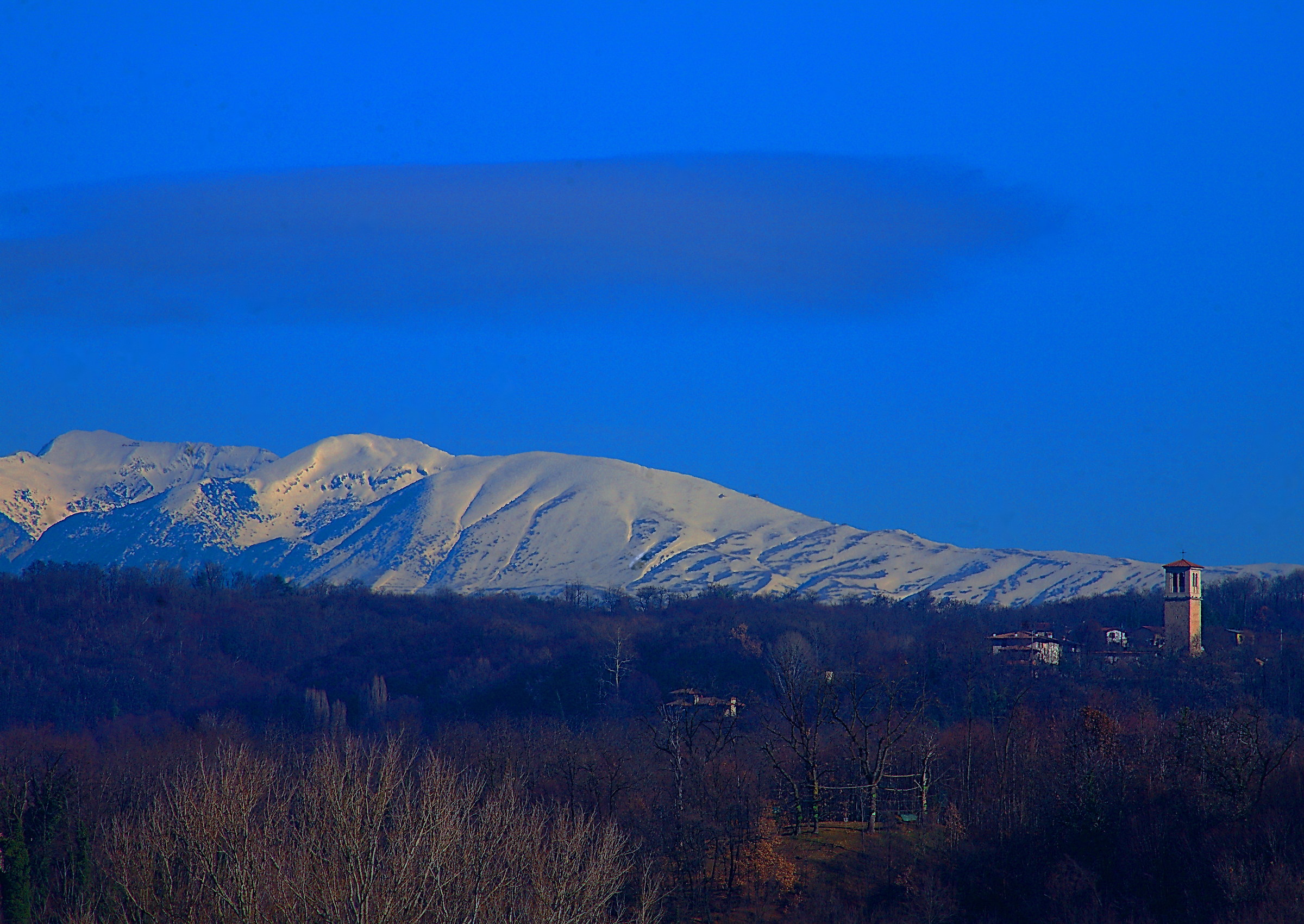 Fra le colline ed il Monte Baldo c'è il lago di G...