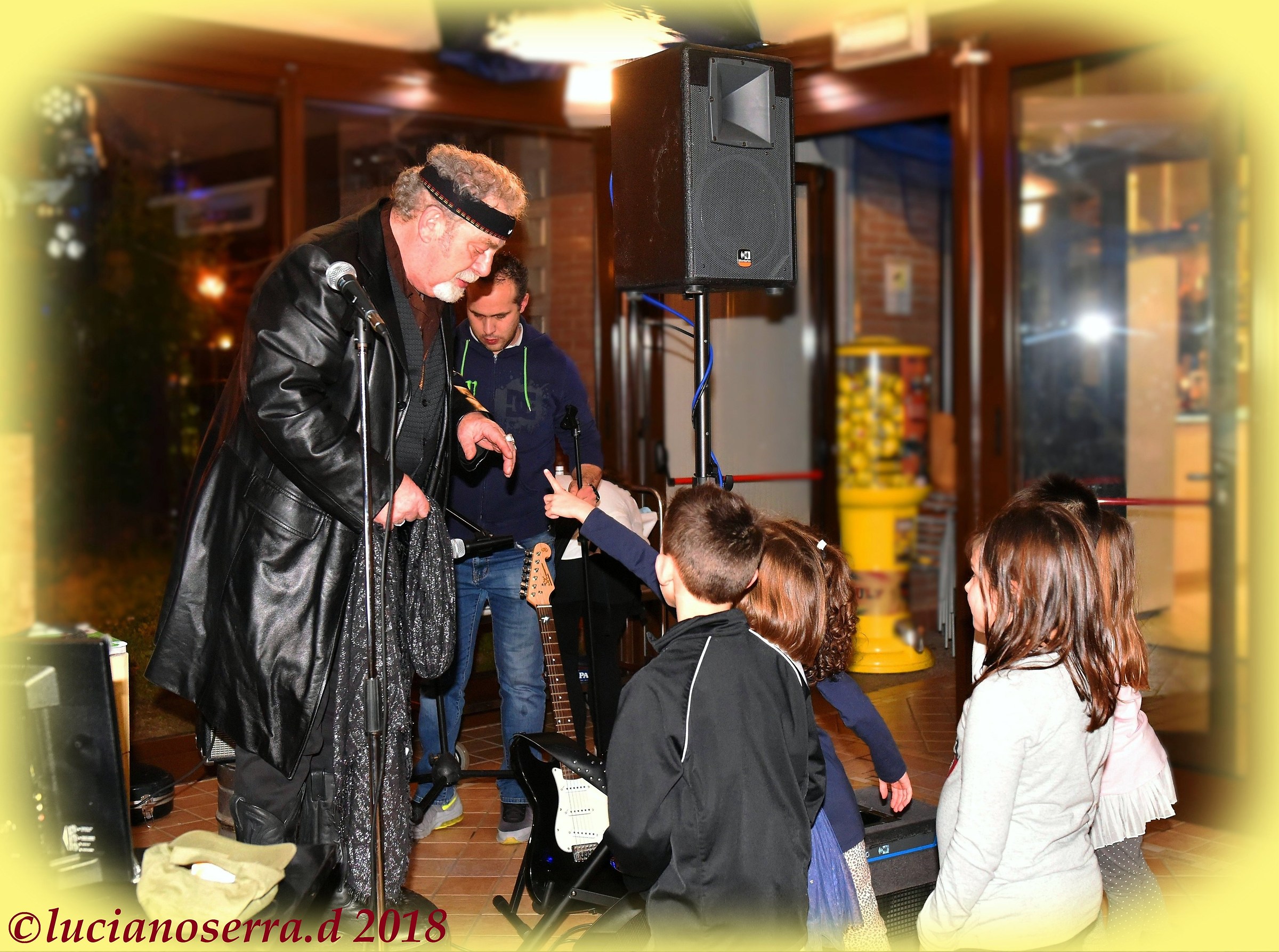 Devil Man e i piccoli fans...