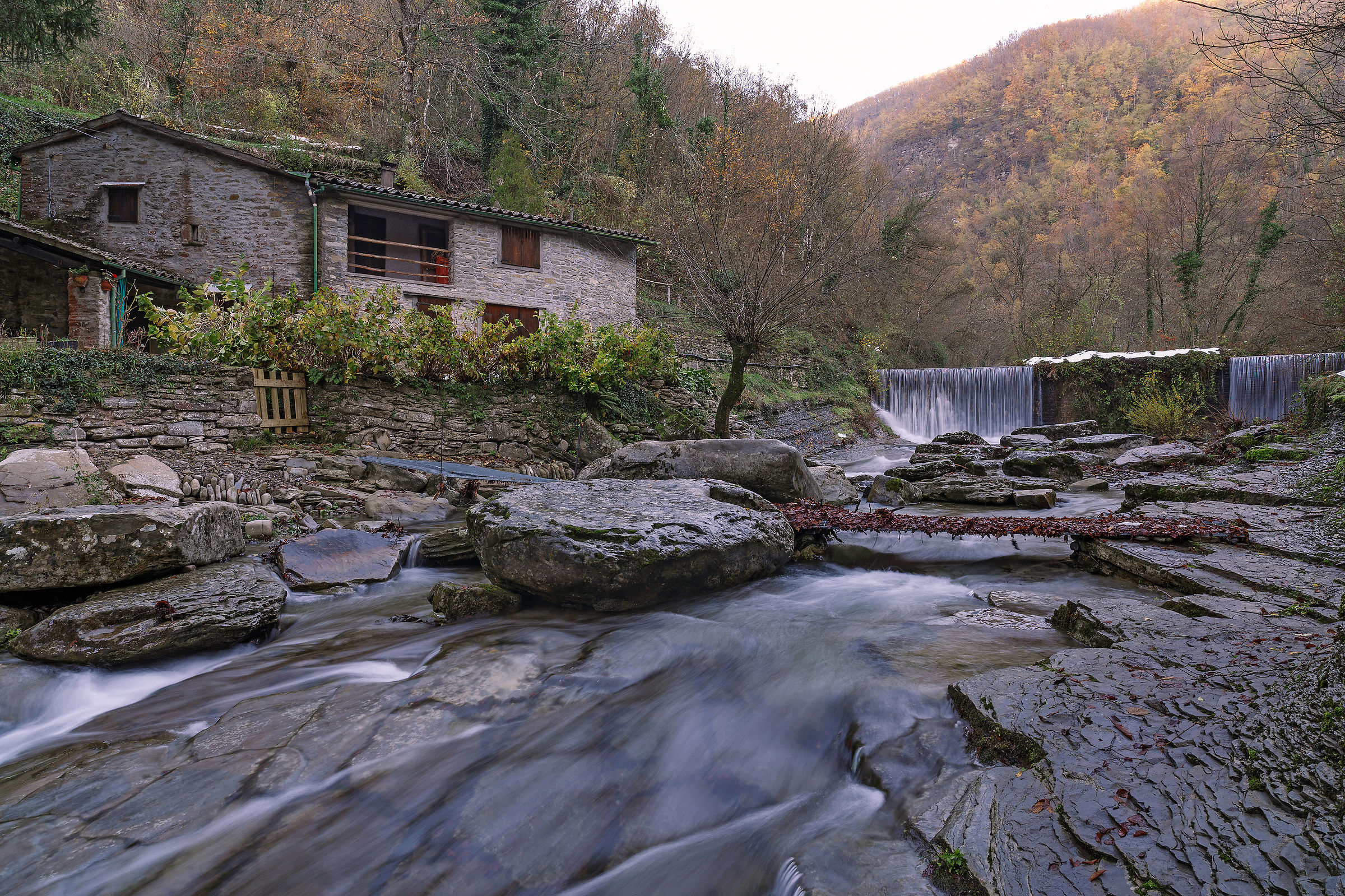 Cascata lastra rivista