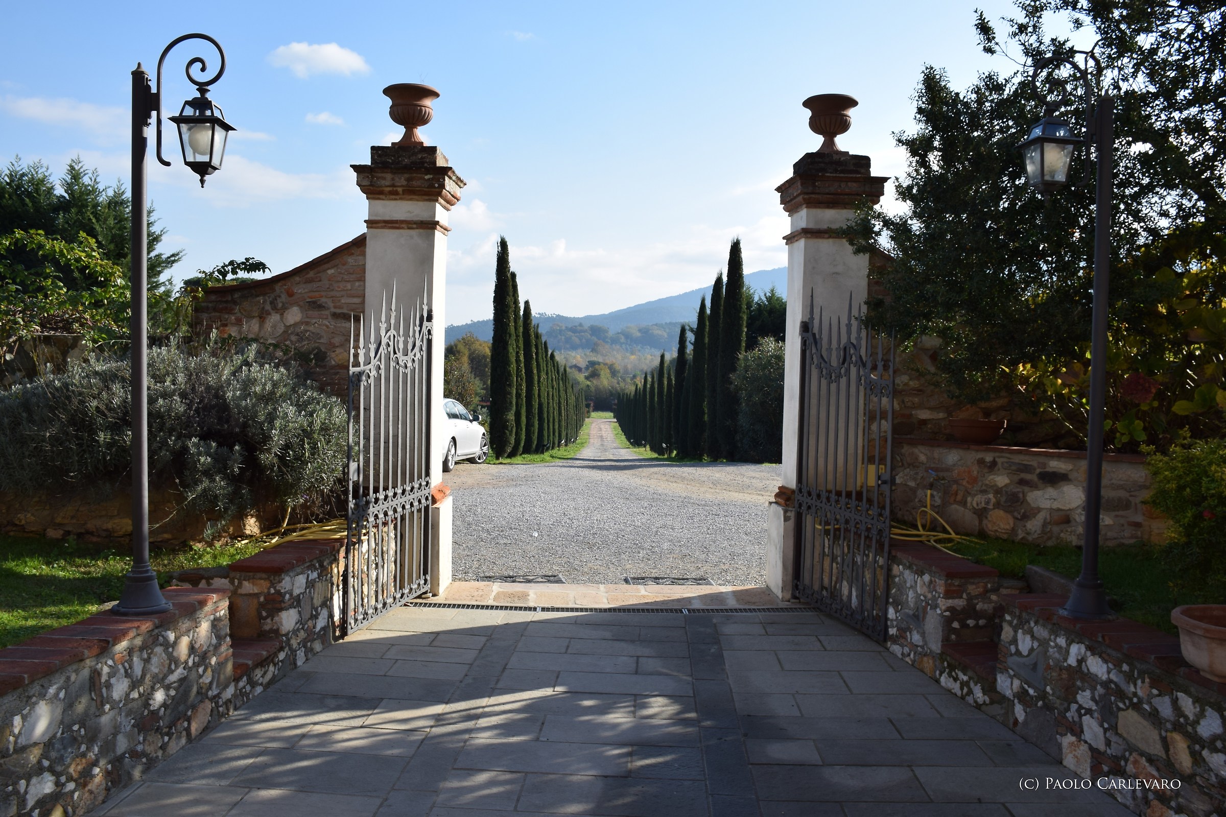 Uscendo dall' albergo tra Lucca e Pisa
