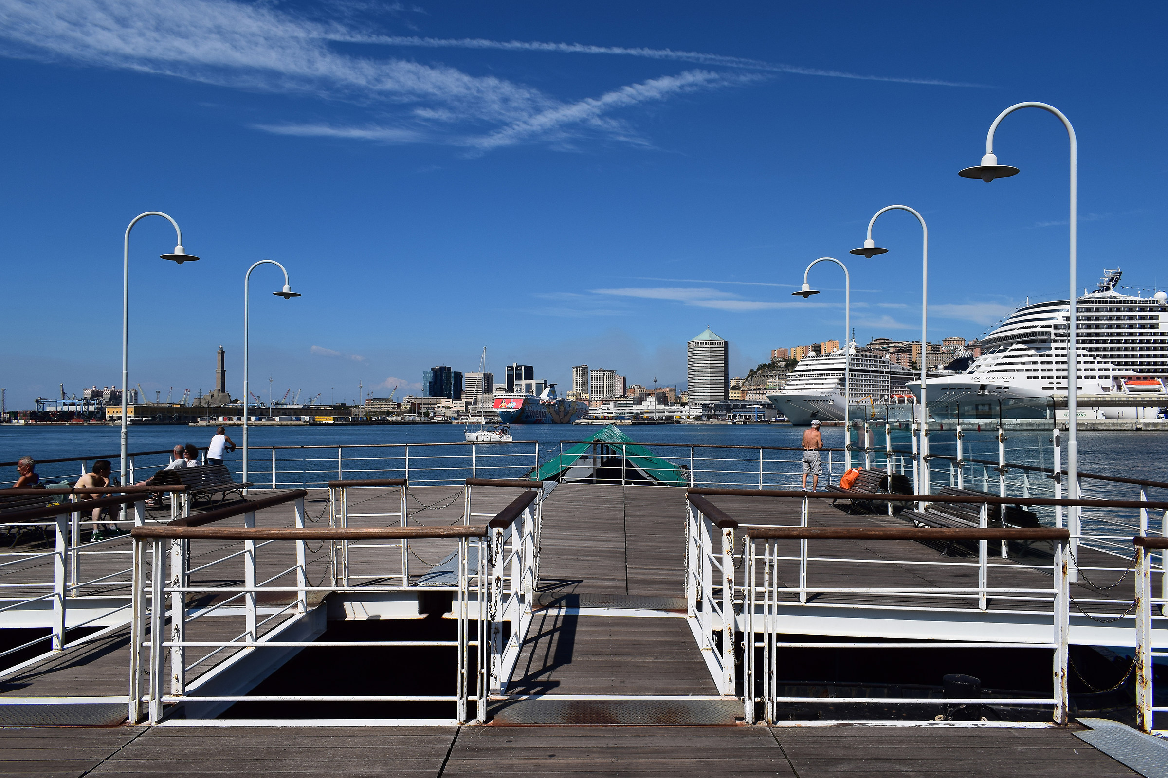 Il porto visto dalla chiatta galleggiante