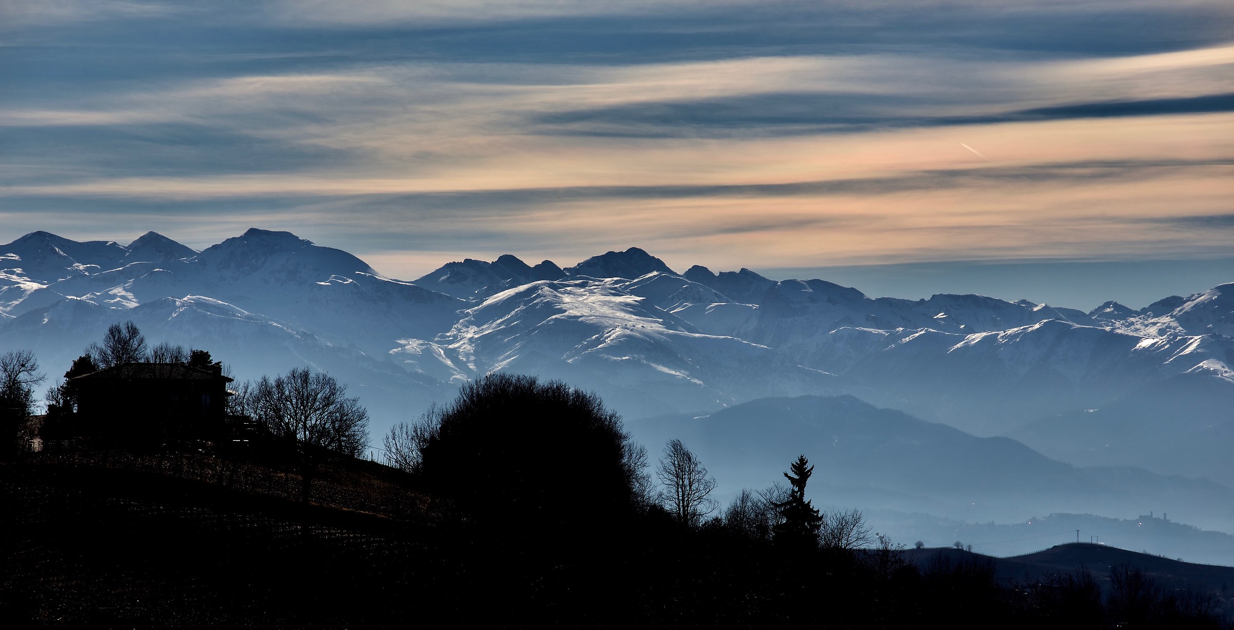Valdibà (Dogliani), sullo sfondo La Turra di Artesina