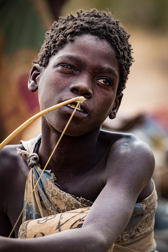 Hadza incredibile incontro: ritratto di ragazzo.