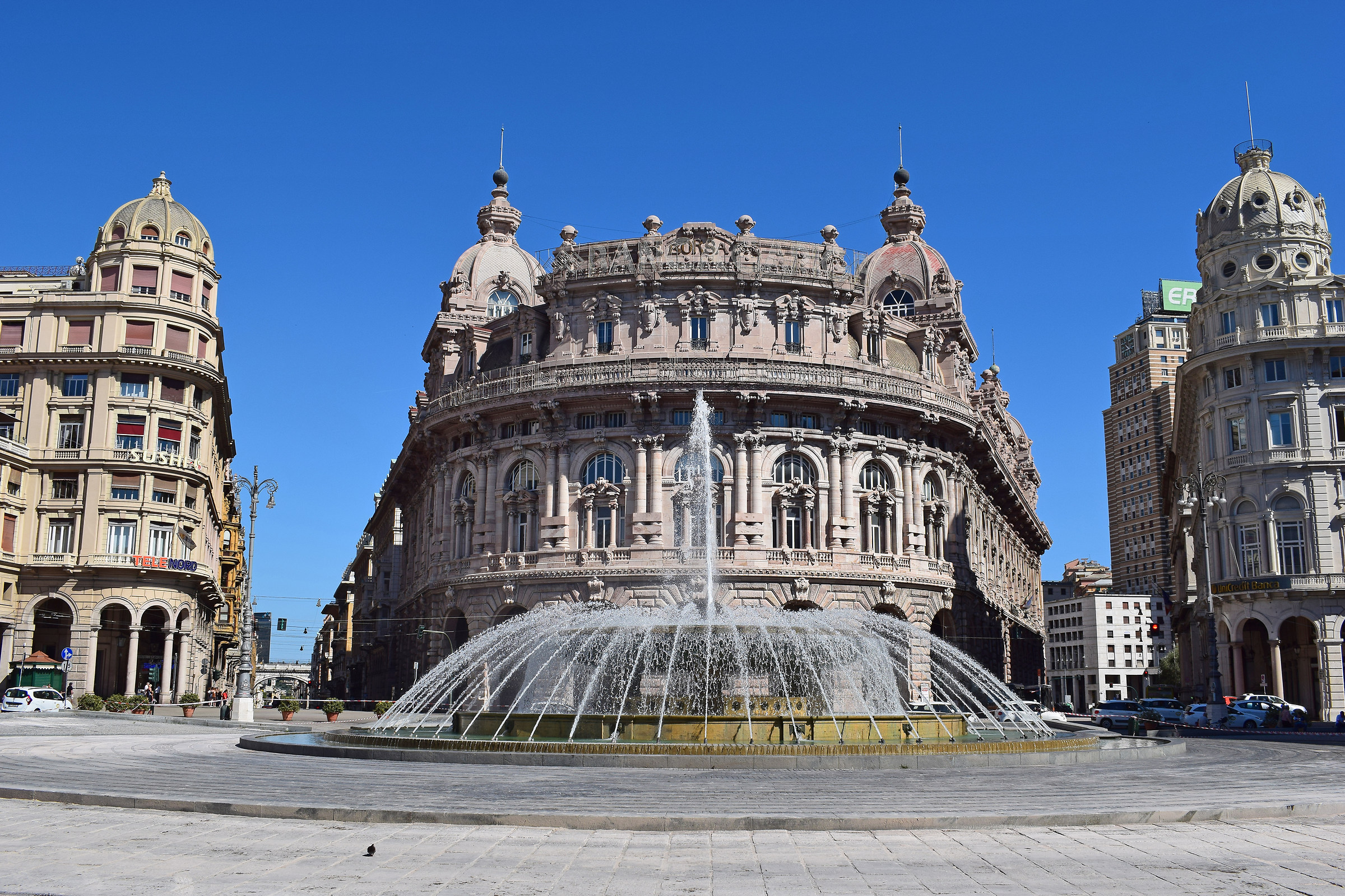 Piazza de Ferrari con la sua fontana