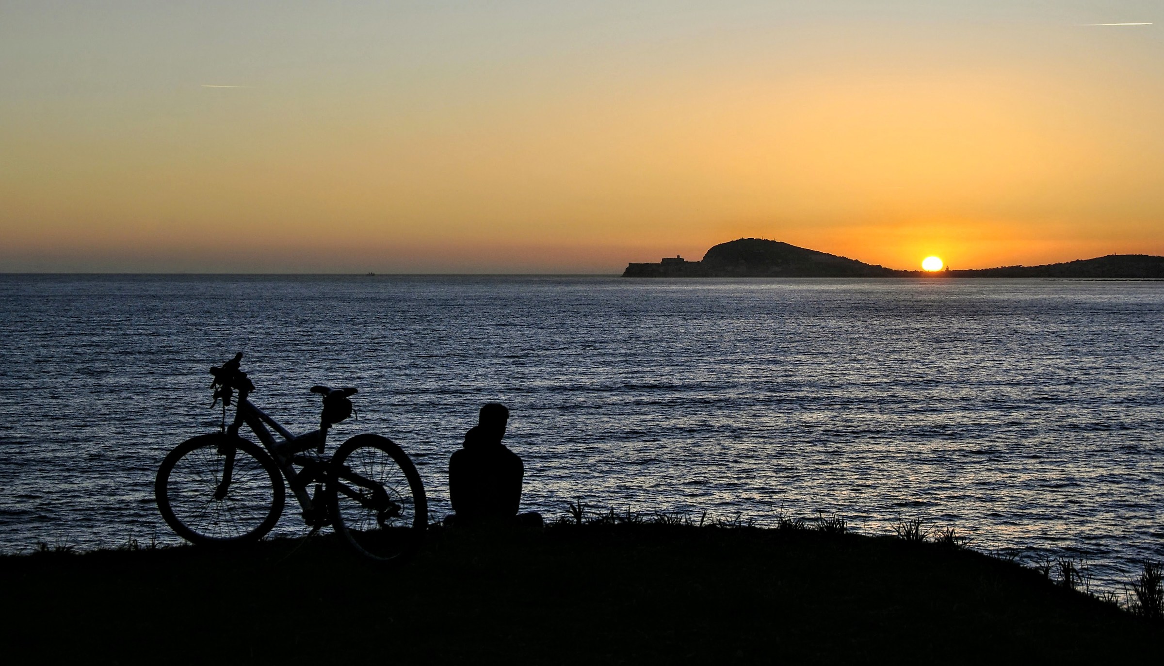 Who holds' or sea ...