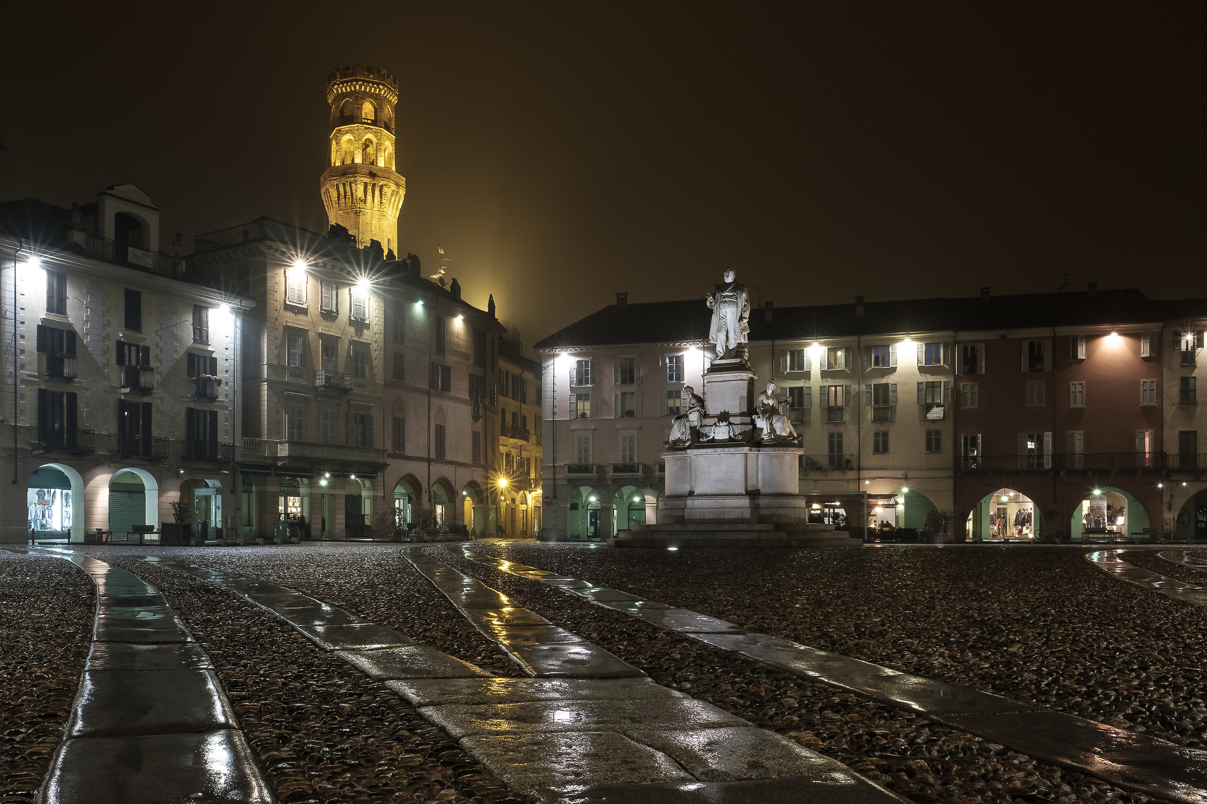 Piazza Cavour, Vercelli. Notturno.