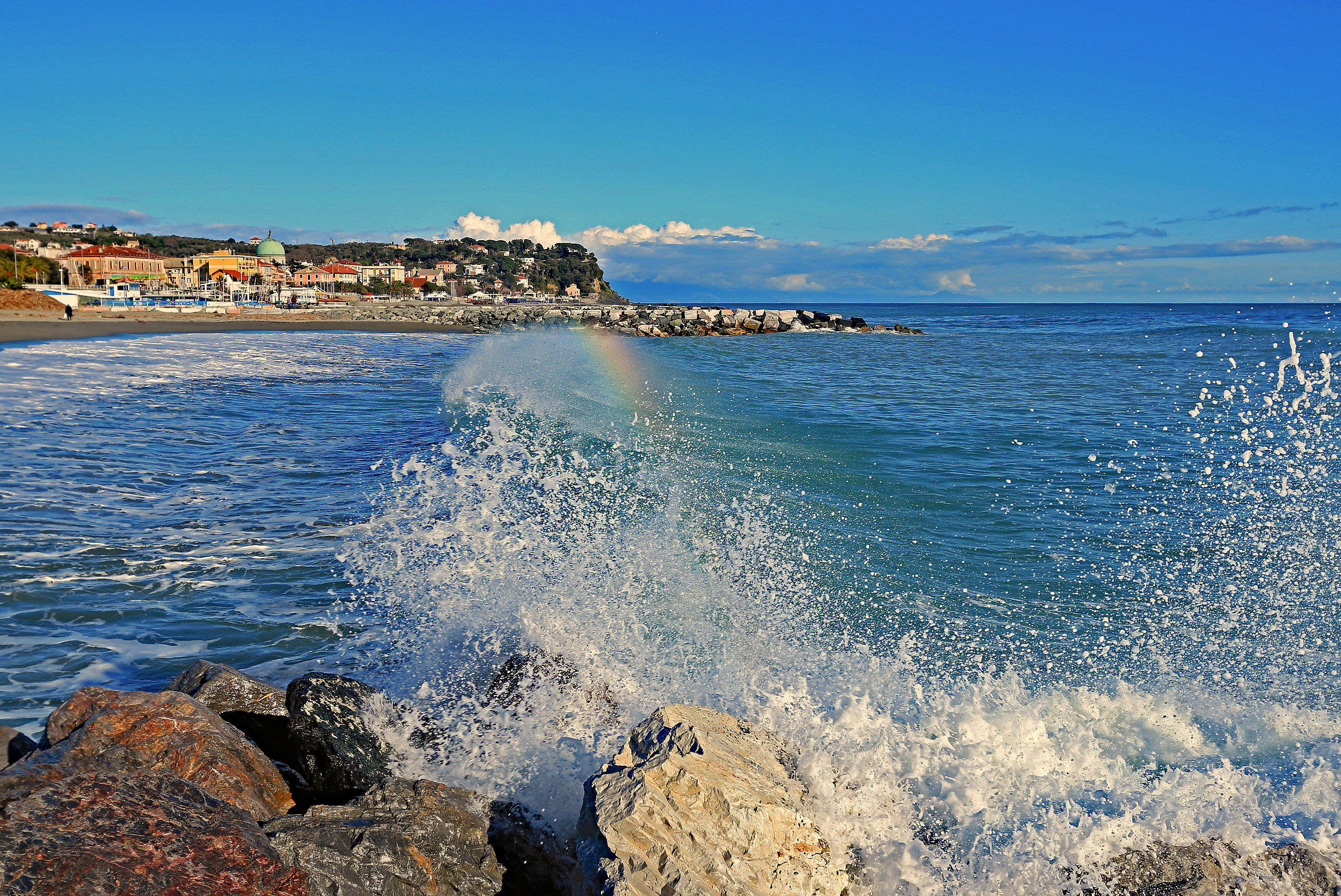 Albisola (Liguria): Waves with rainbow
