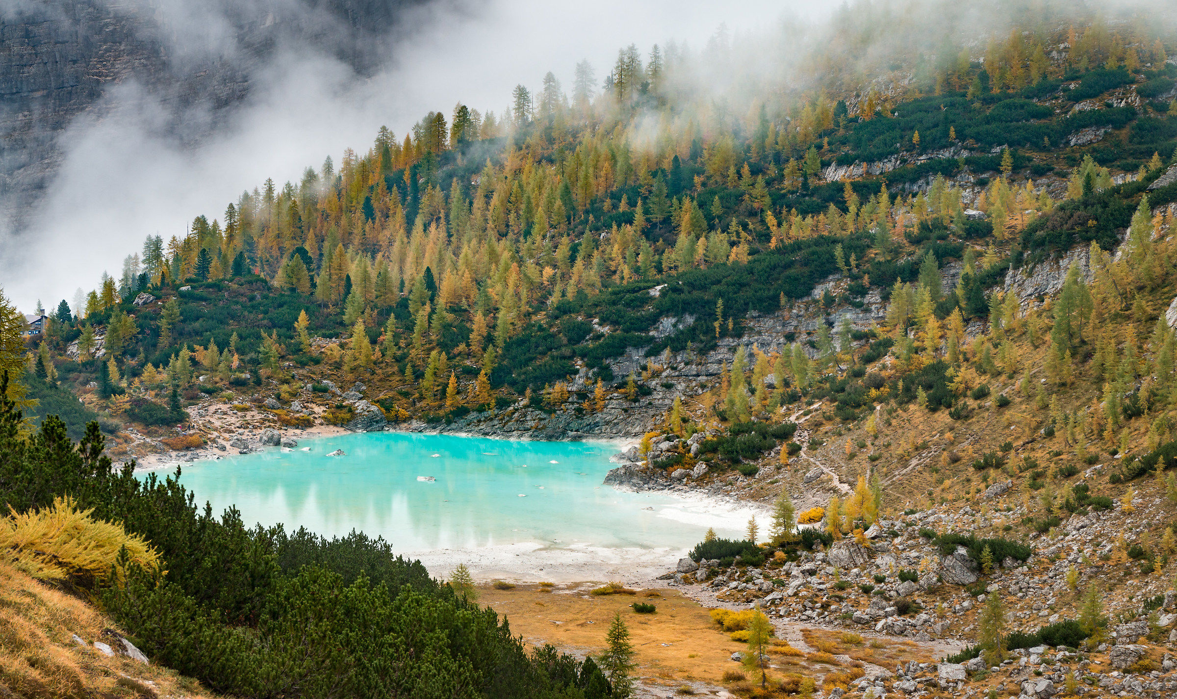Autumn colors at the Sorapiss lake