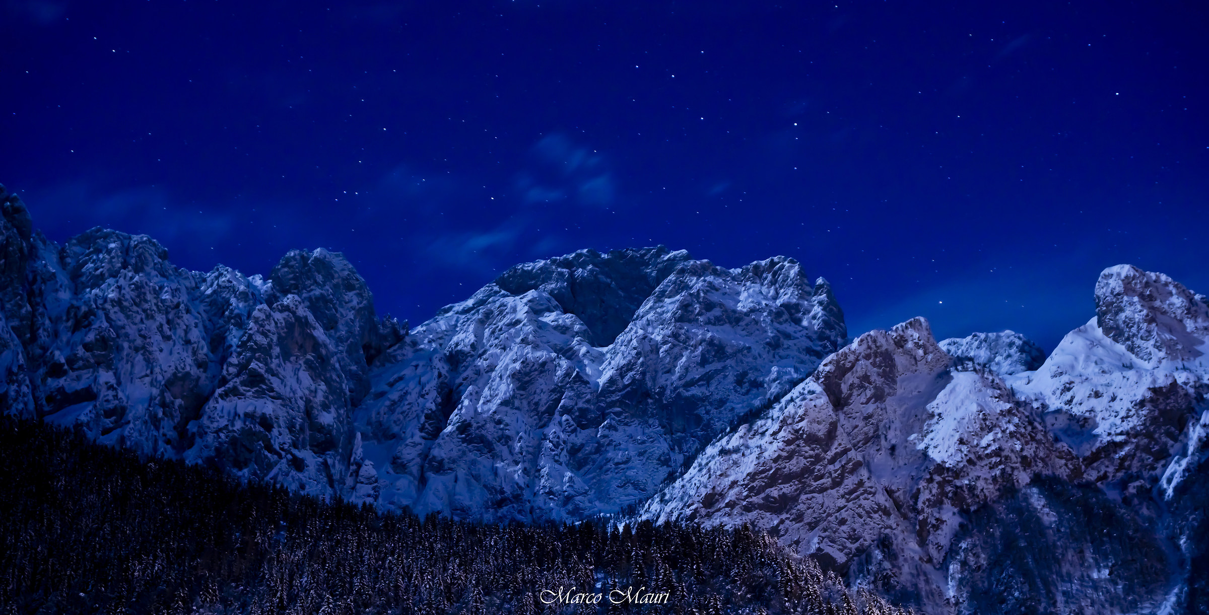 La luna illumina la serata