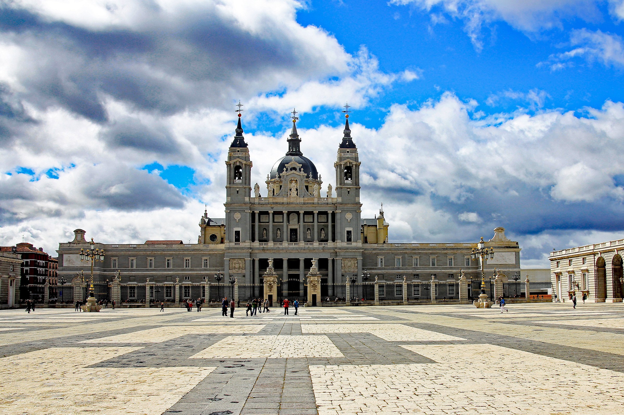 Madrid: La cattedrale vista dal palazzo reale