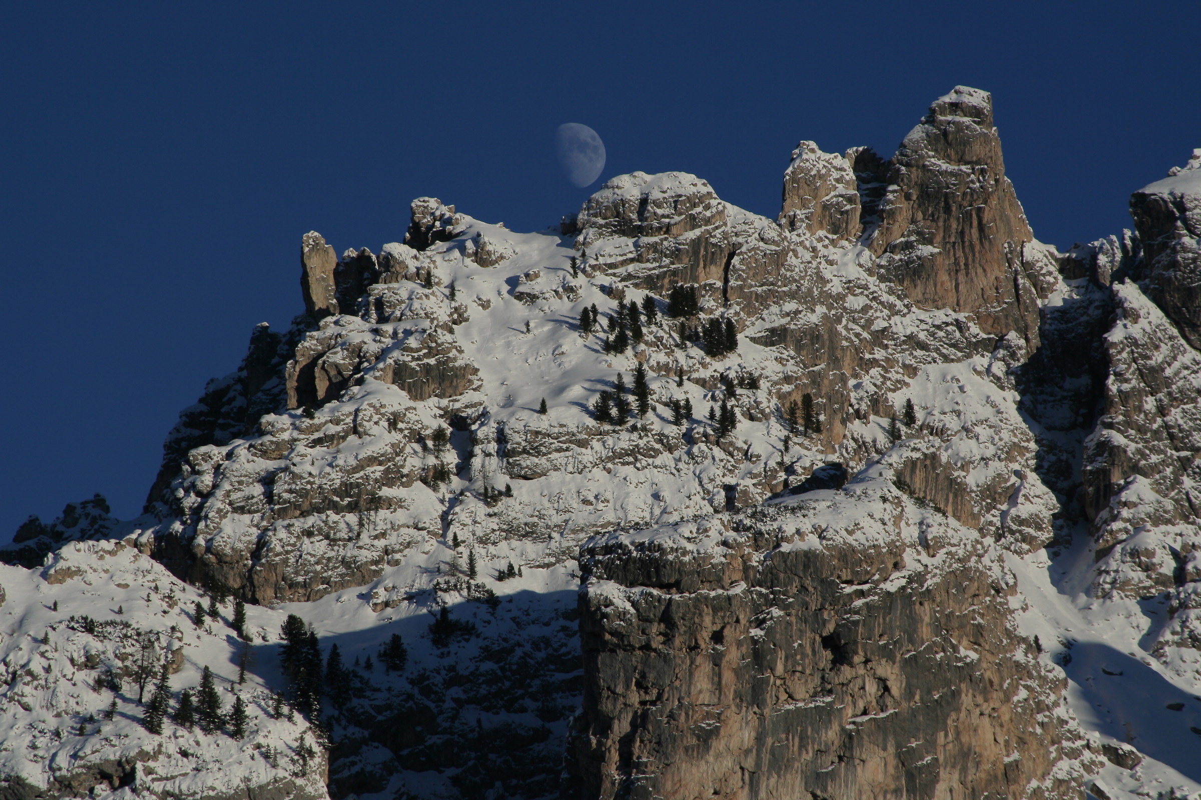 La luna guarda i Cadini di Misurina