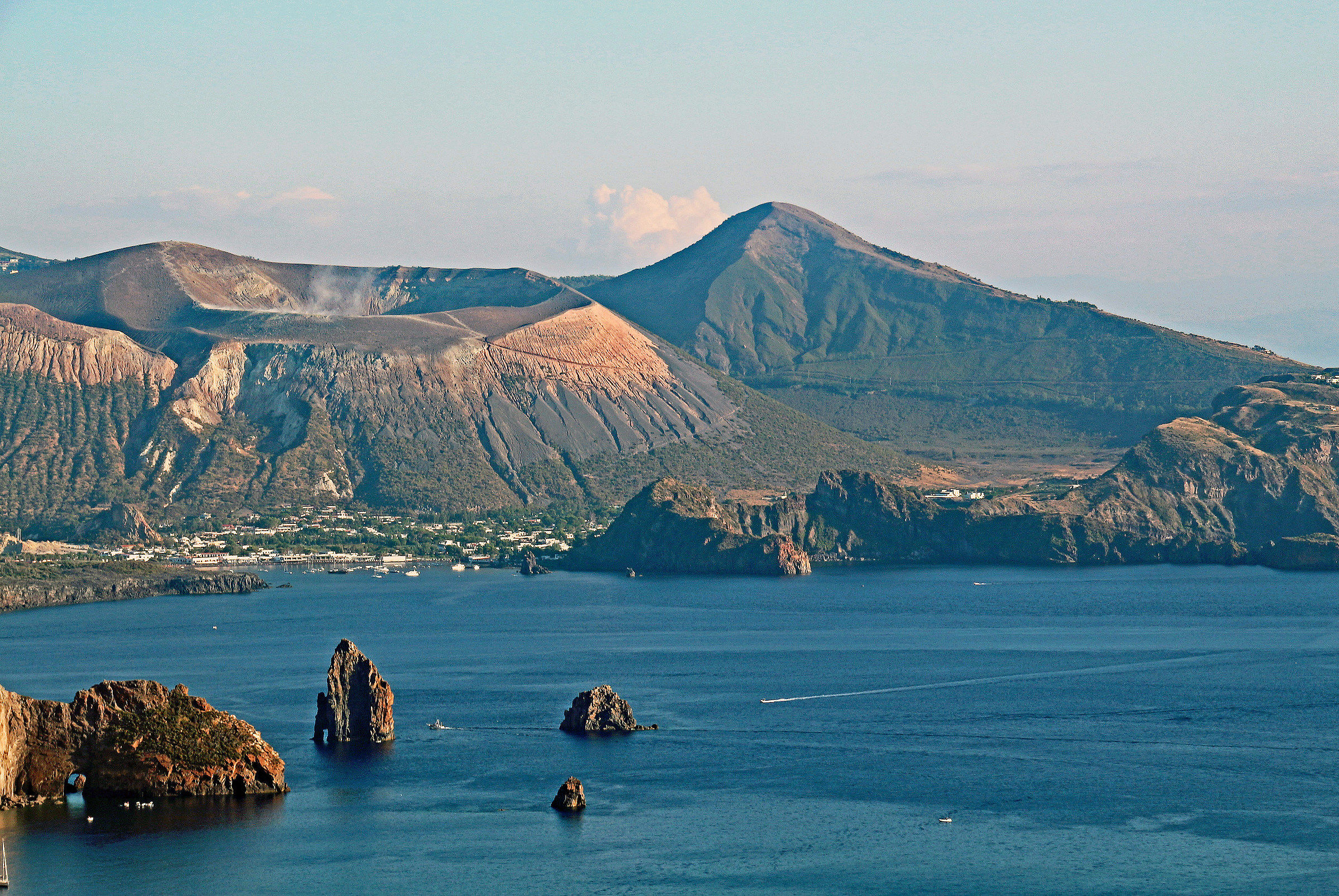 Eolie-1: Vista da Lipari su Vulcano