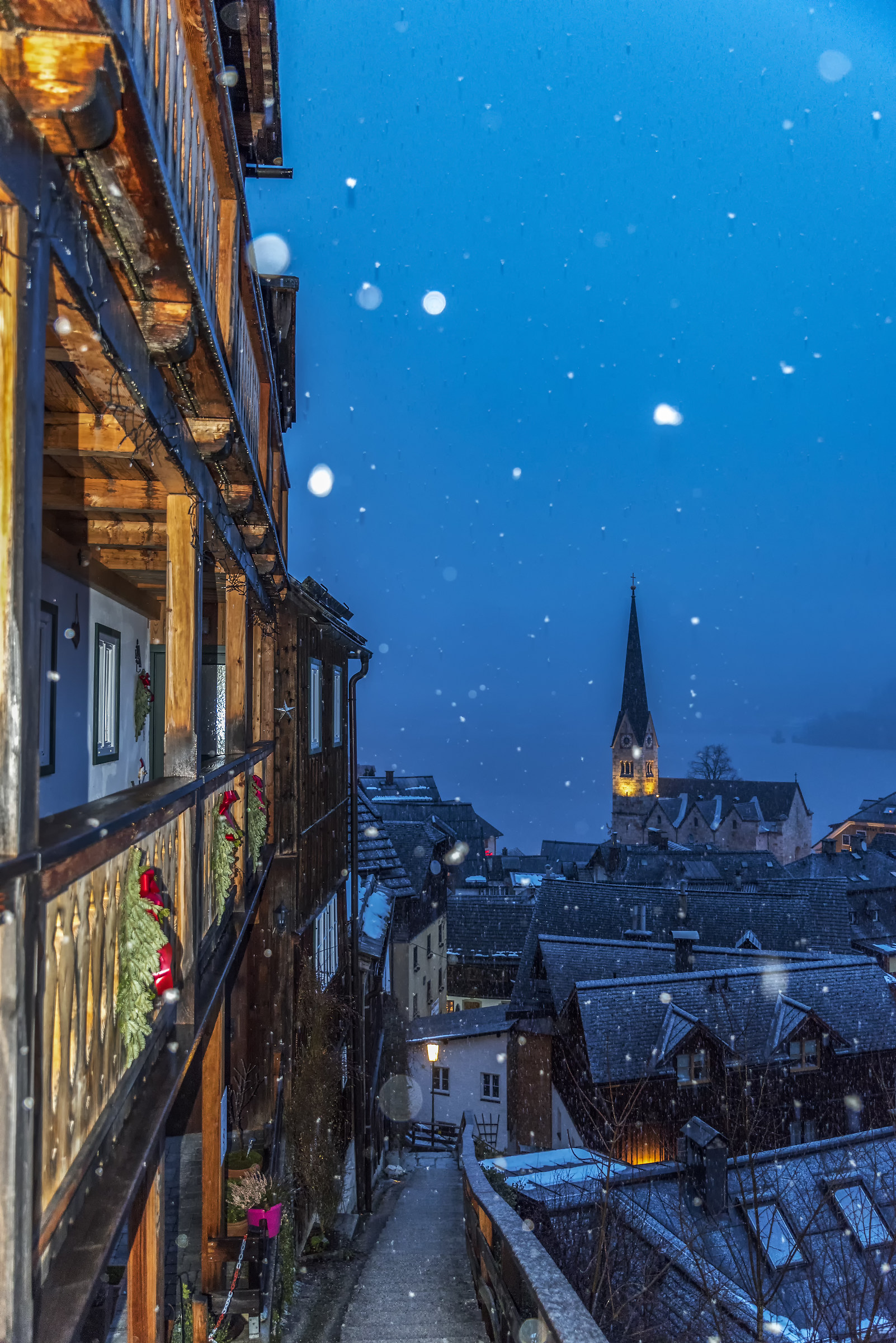 Snow at Hallstat at blue hour