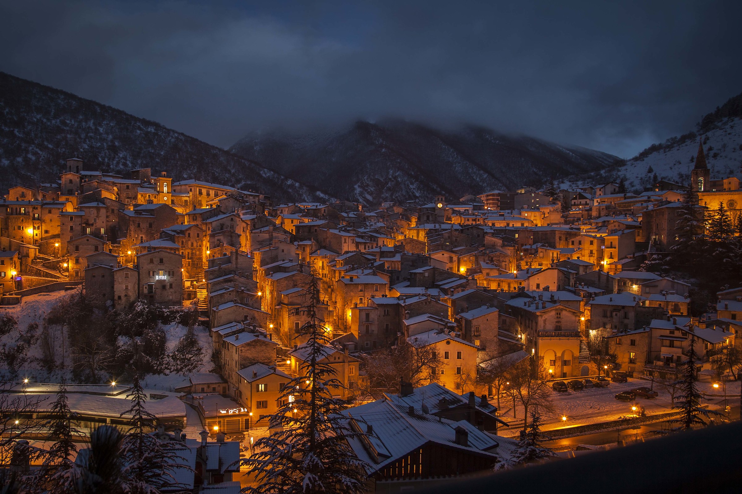 scende la sera sul borgo...
