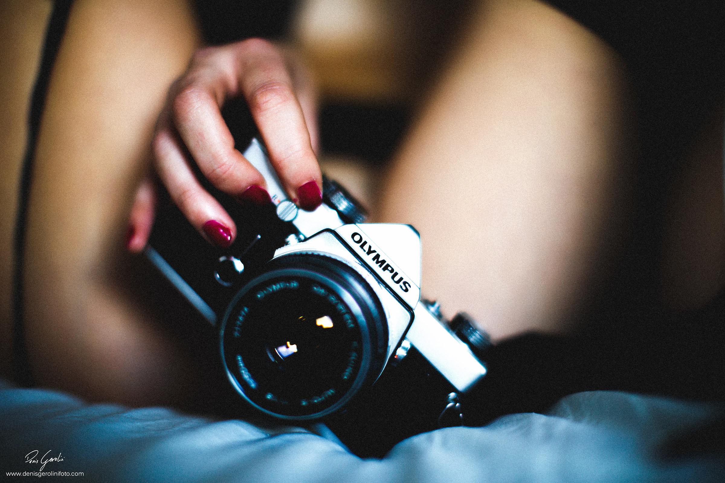 O scatti, o la levi...