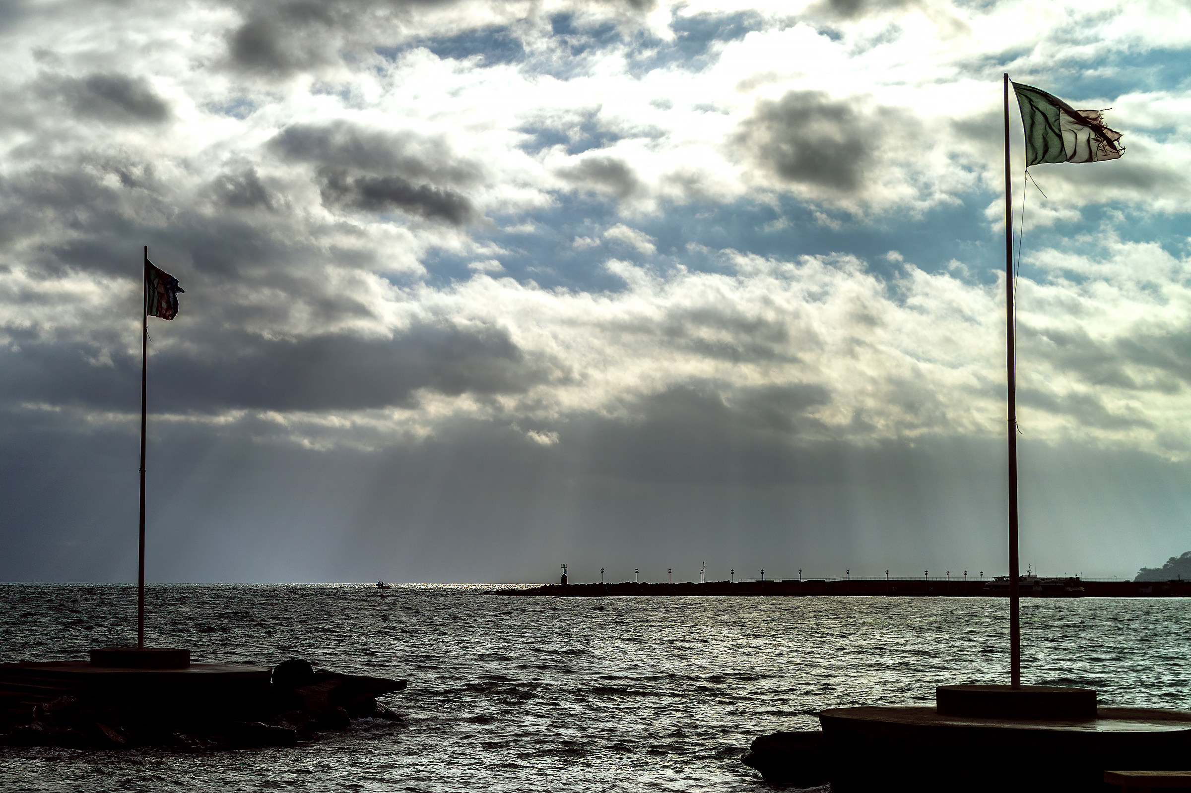 Le bandiere garriscono al vento