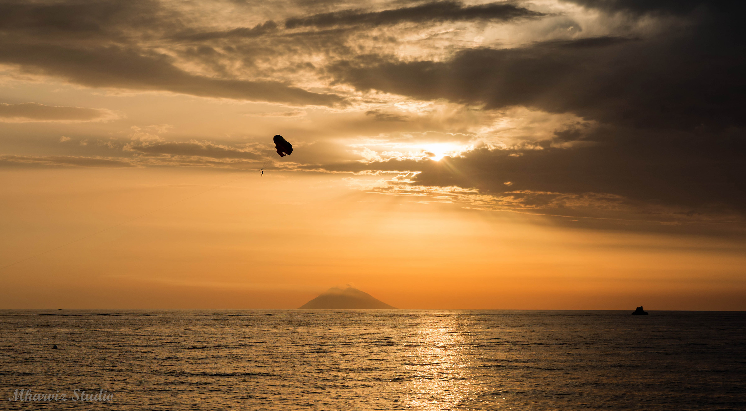 Isola di Stromboli al tramonto