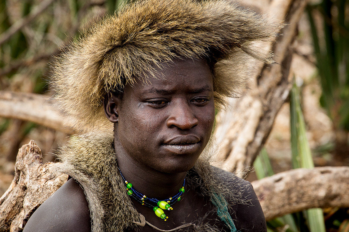 Hadza incredibile incontro: ritratto di cacciatore.