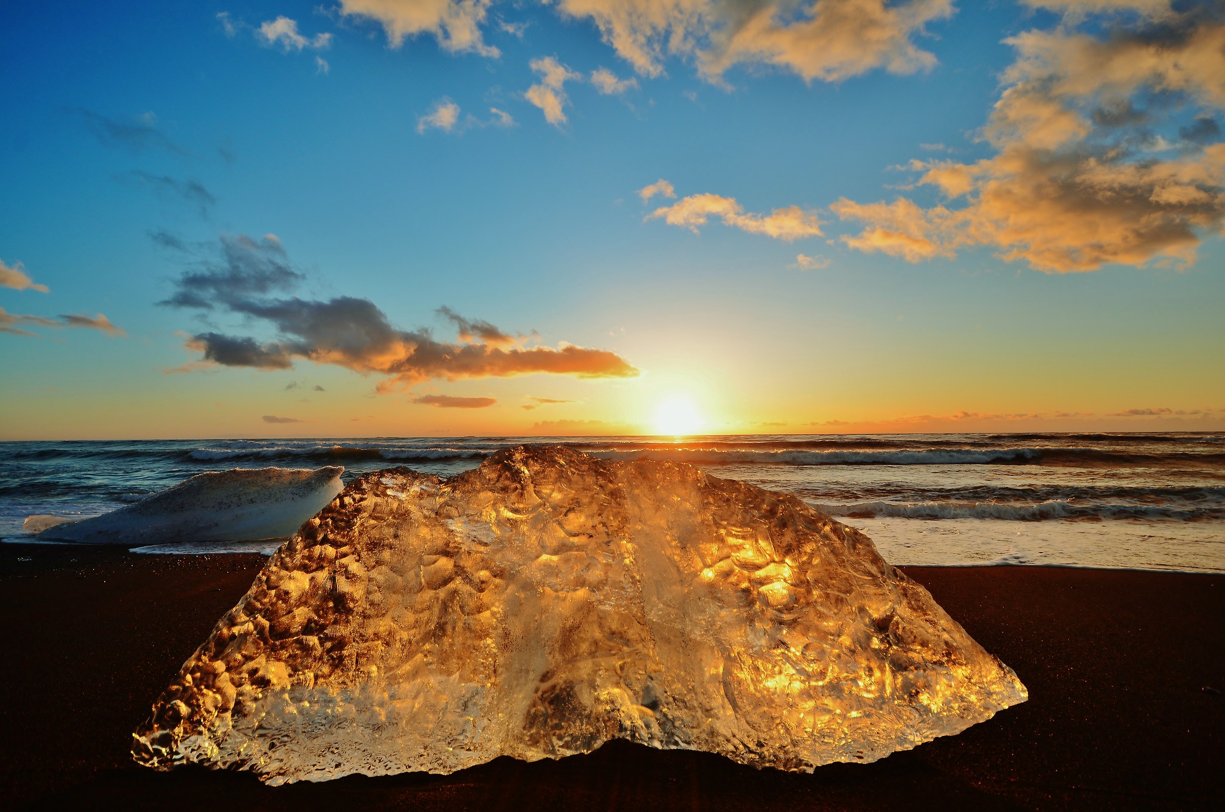 The sun rises on the Jokulsarlon lagoon
