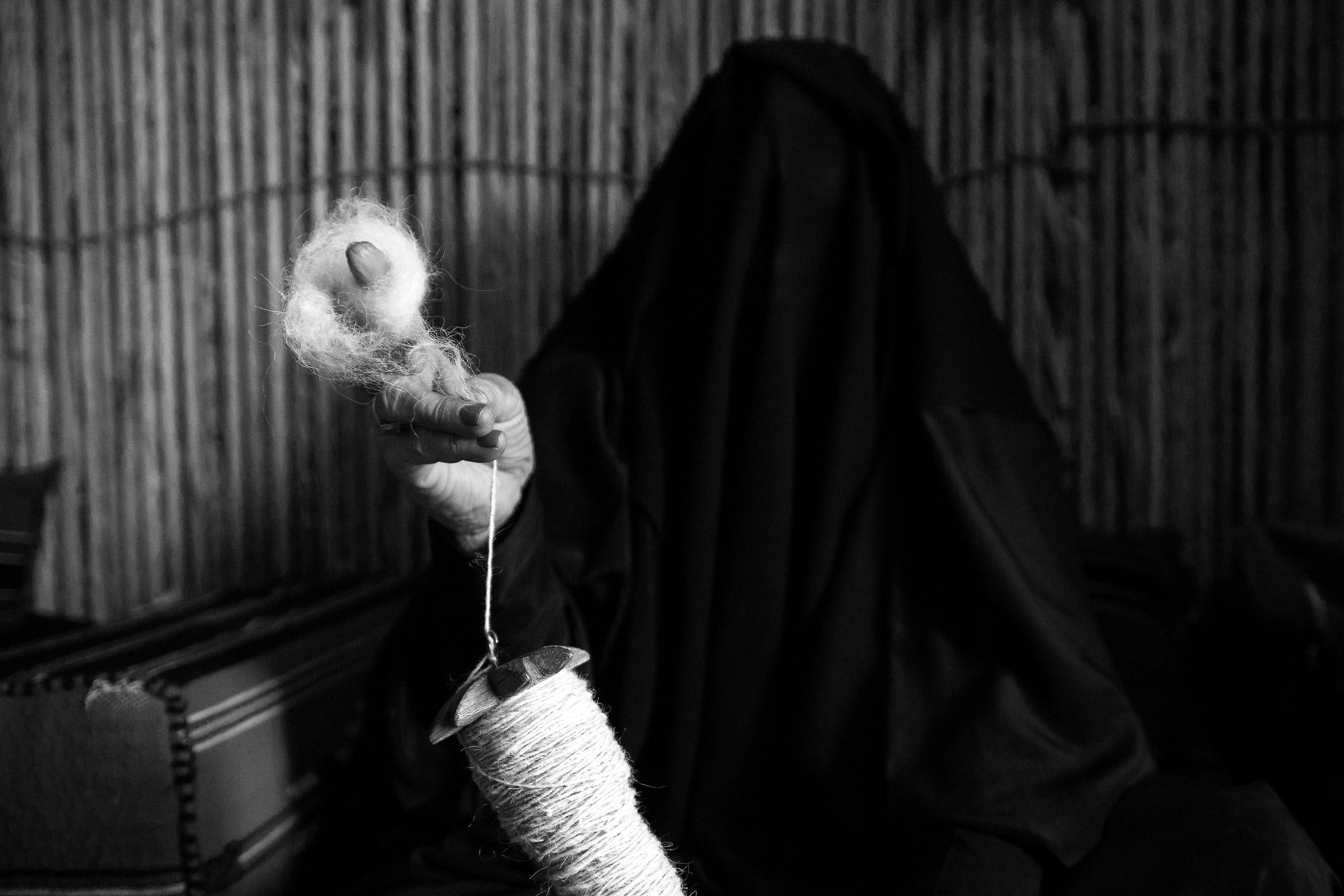 A woman shows me how to sew the thread.