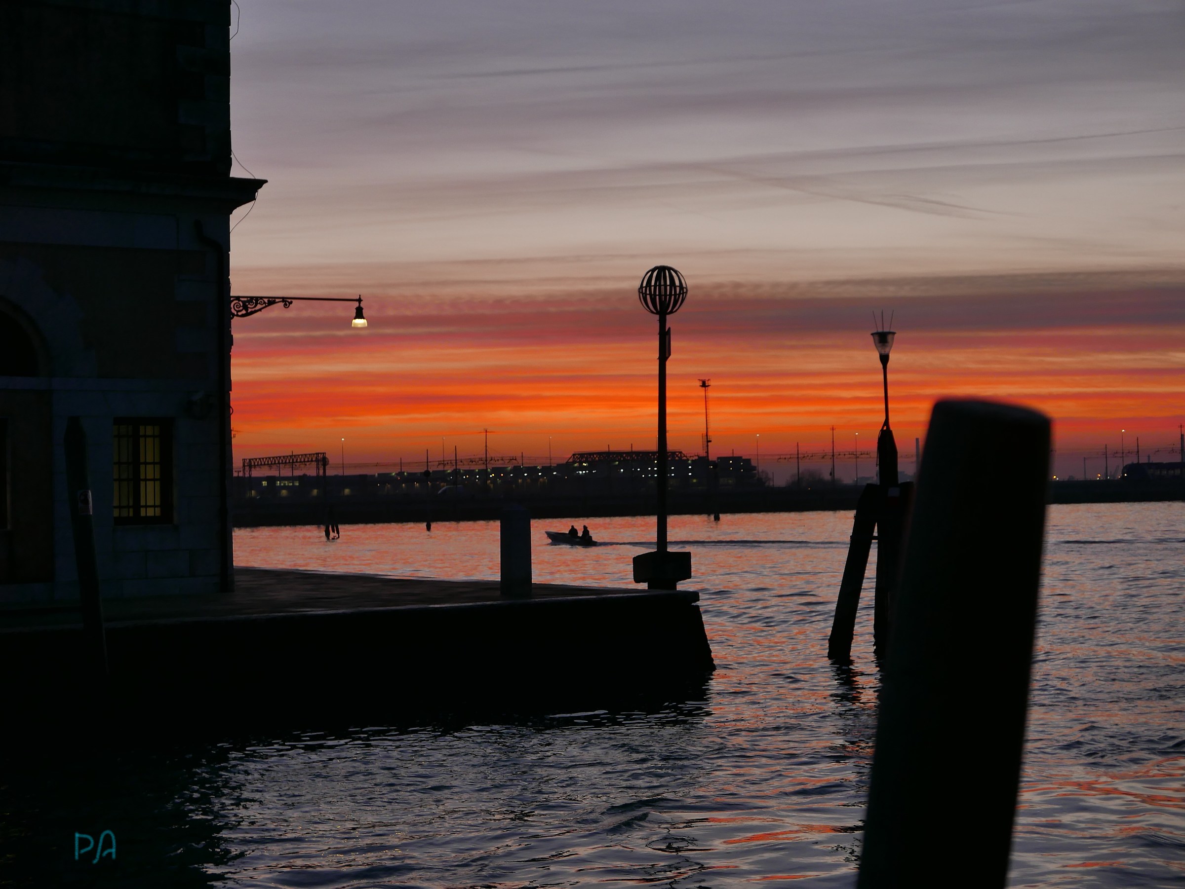 luci rossastre di un tramonto sulla laguna