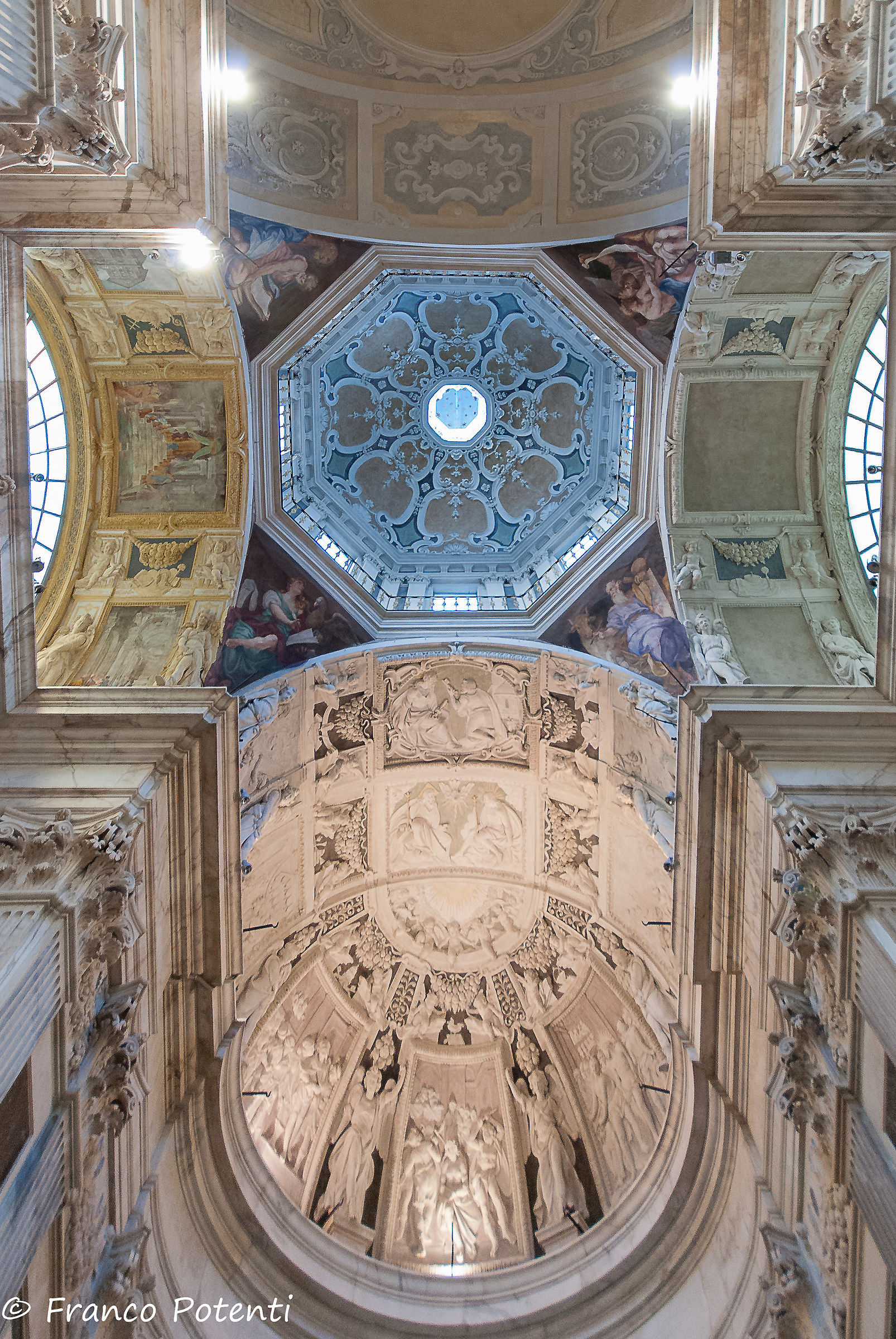 Chiesa di S.Pietro in Banchi.Cupola ottagonale e abside