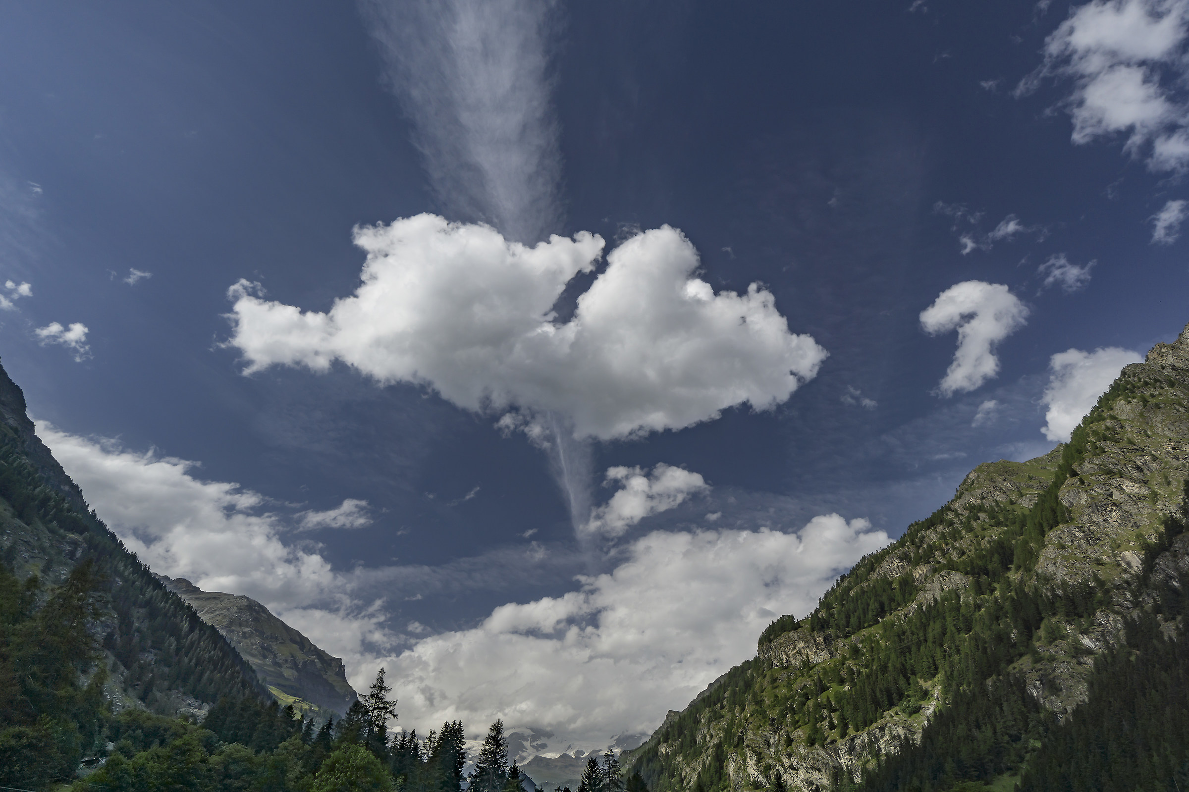 Cielo sopra Gressoney con scie di aerei - 2