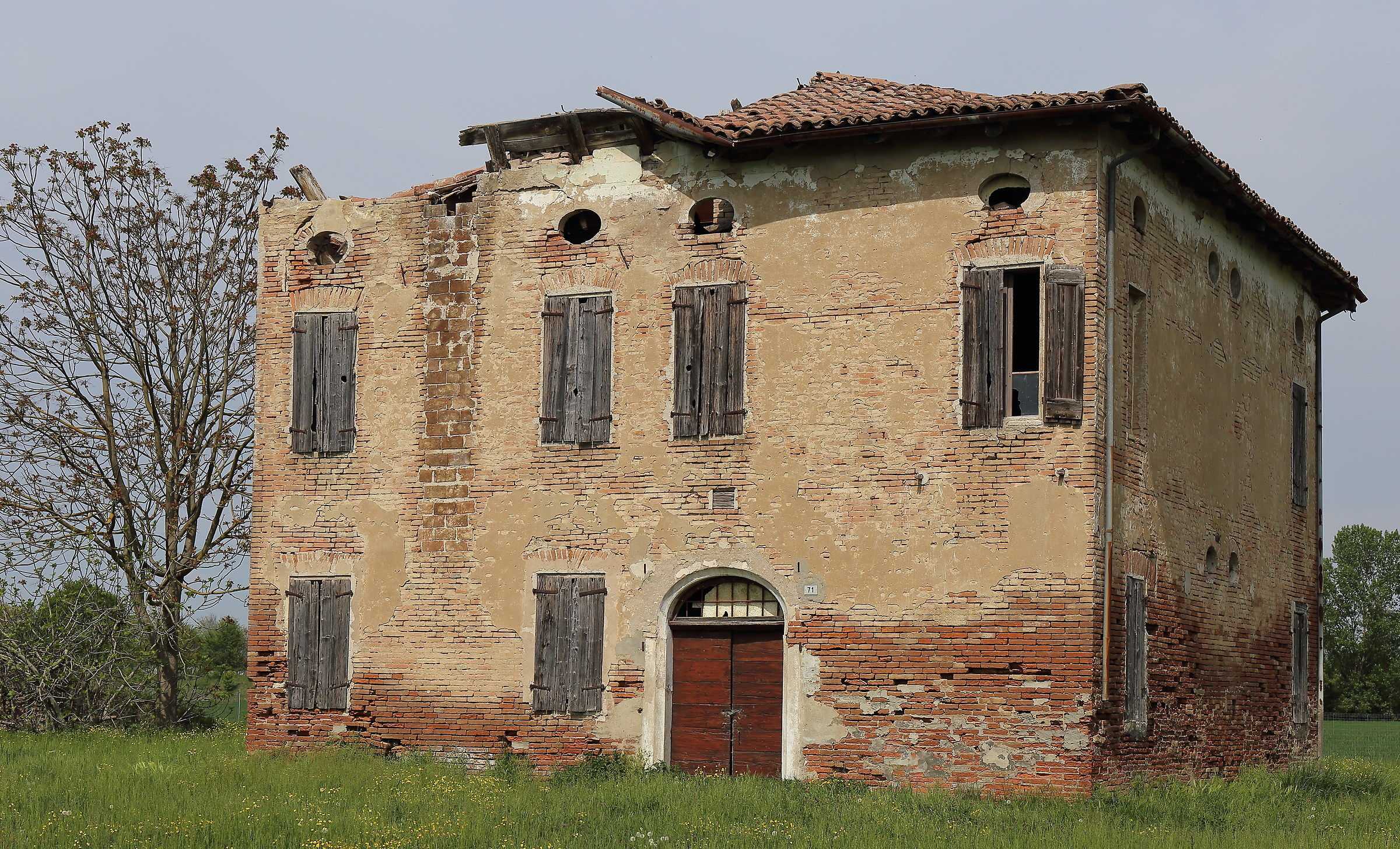 Housing in agricultural court
