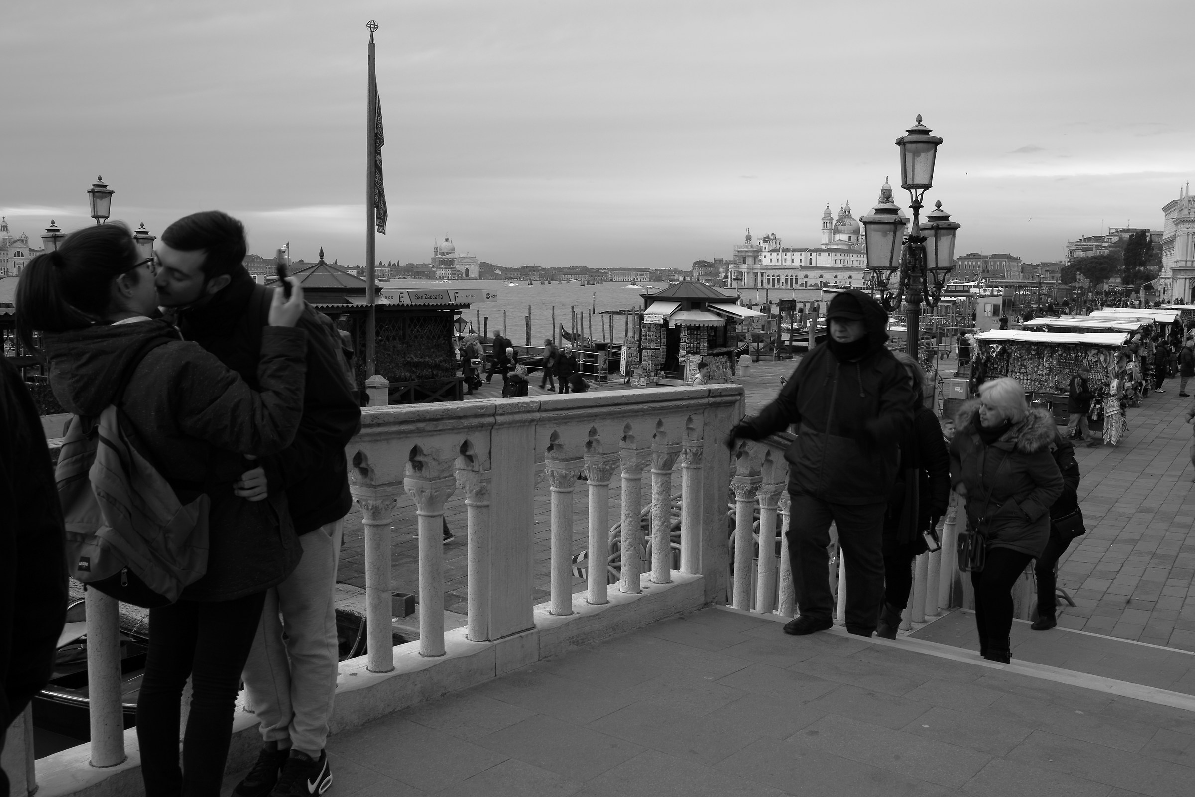 Bacio sul ponte