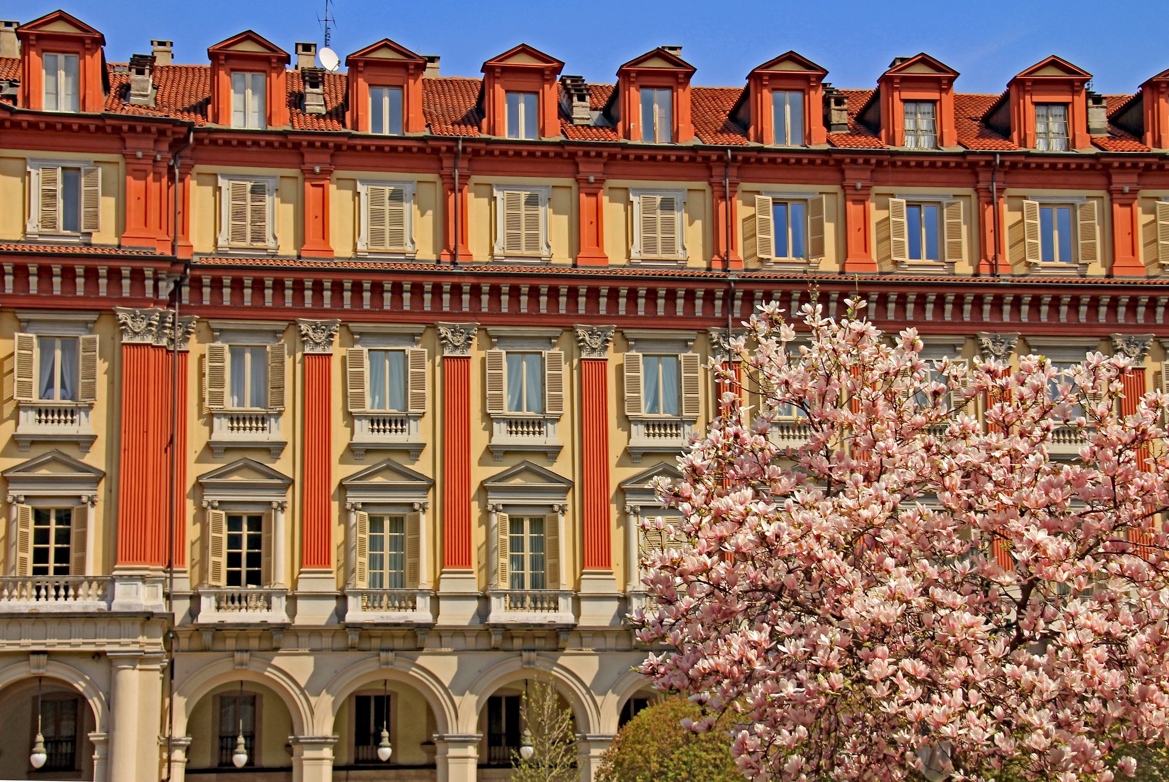 Torino: Primavera in piazza Statuto