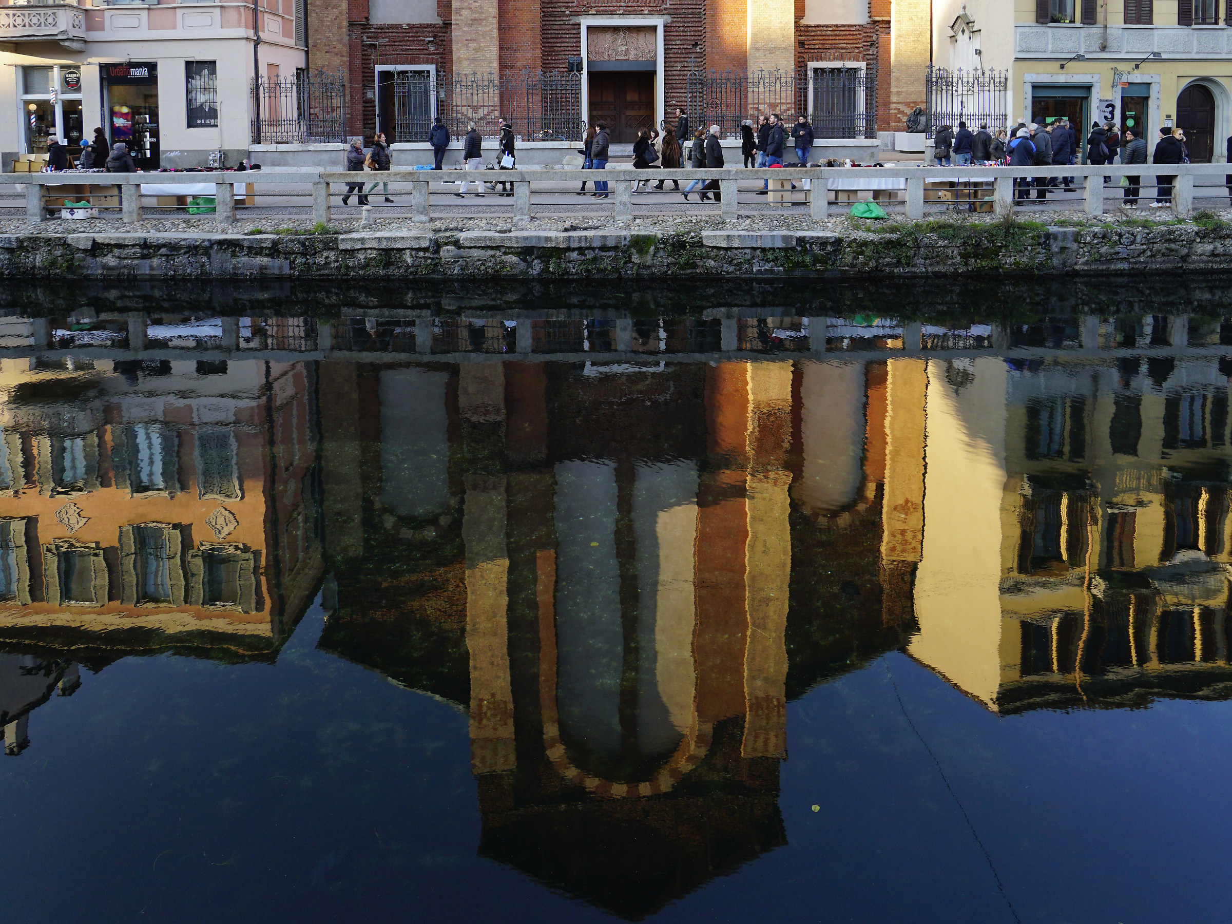 Il naviglio grande riflette