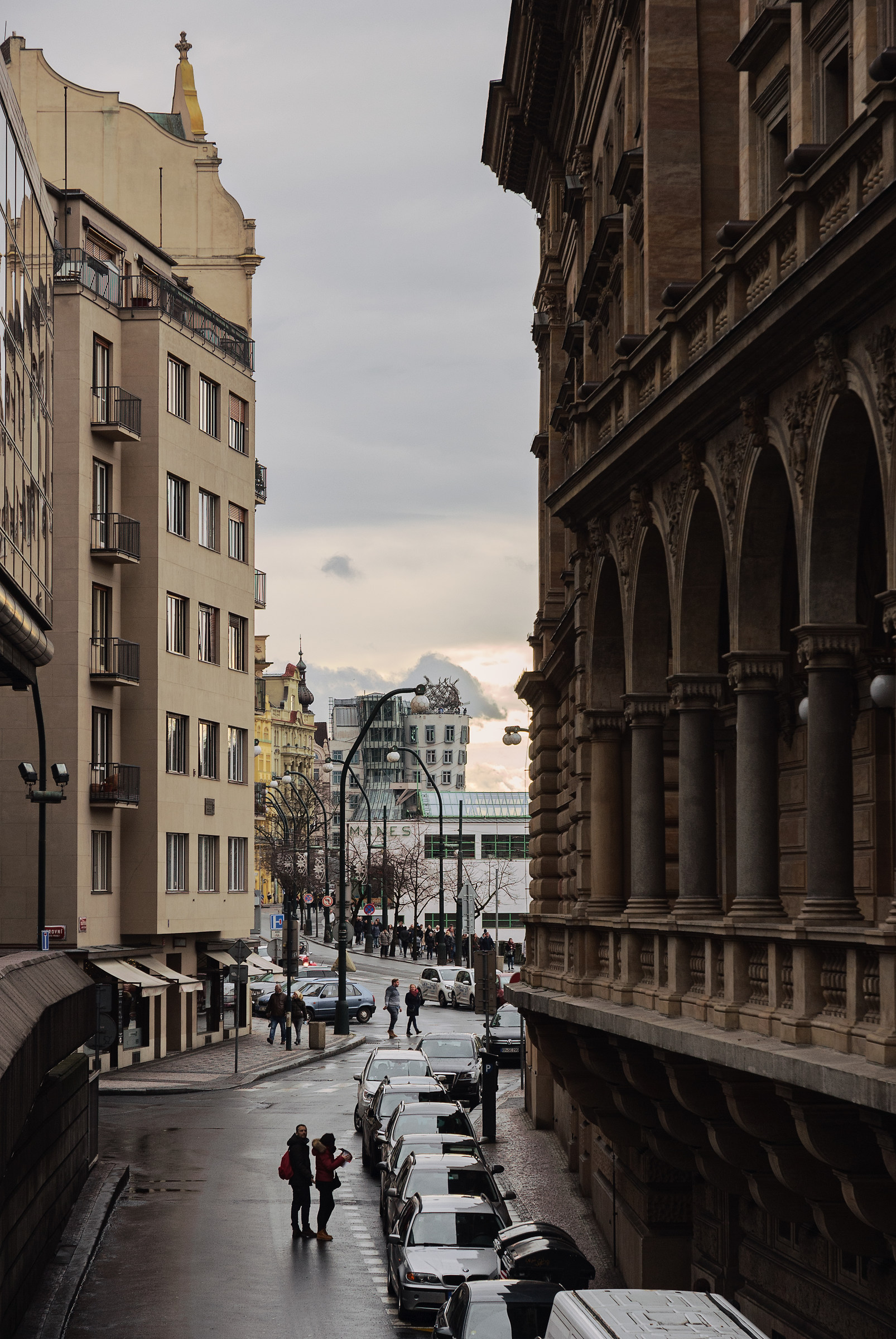 Approaching the Dancing House (Tančící d?...