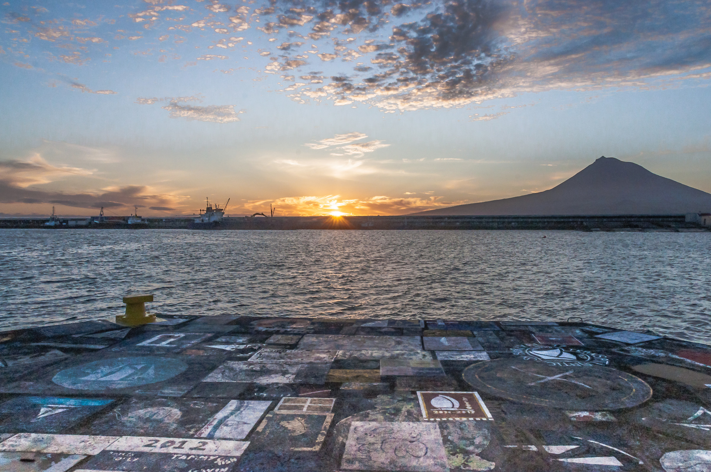 Alba dal porto di Horta