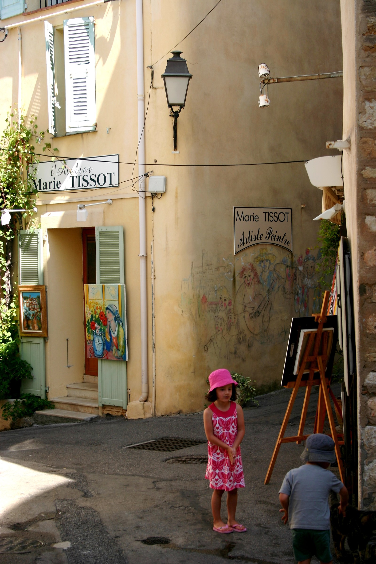 Children playing in the street (Mougins)