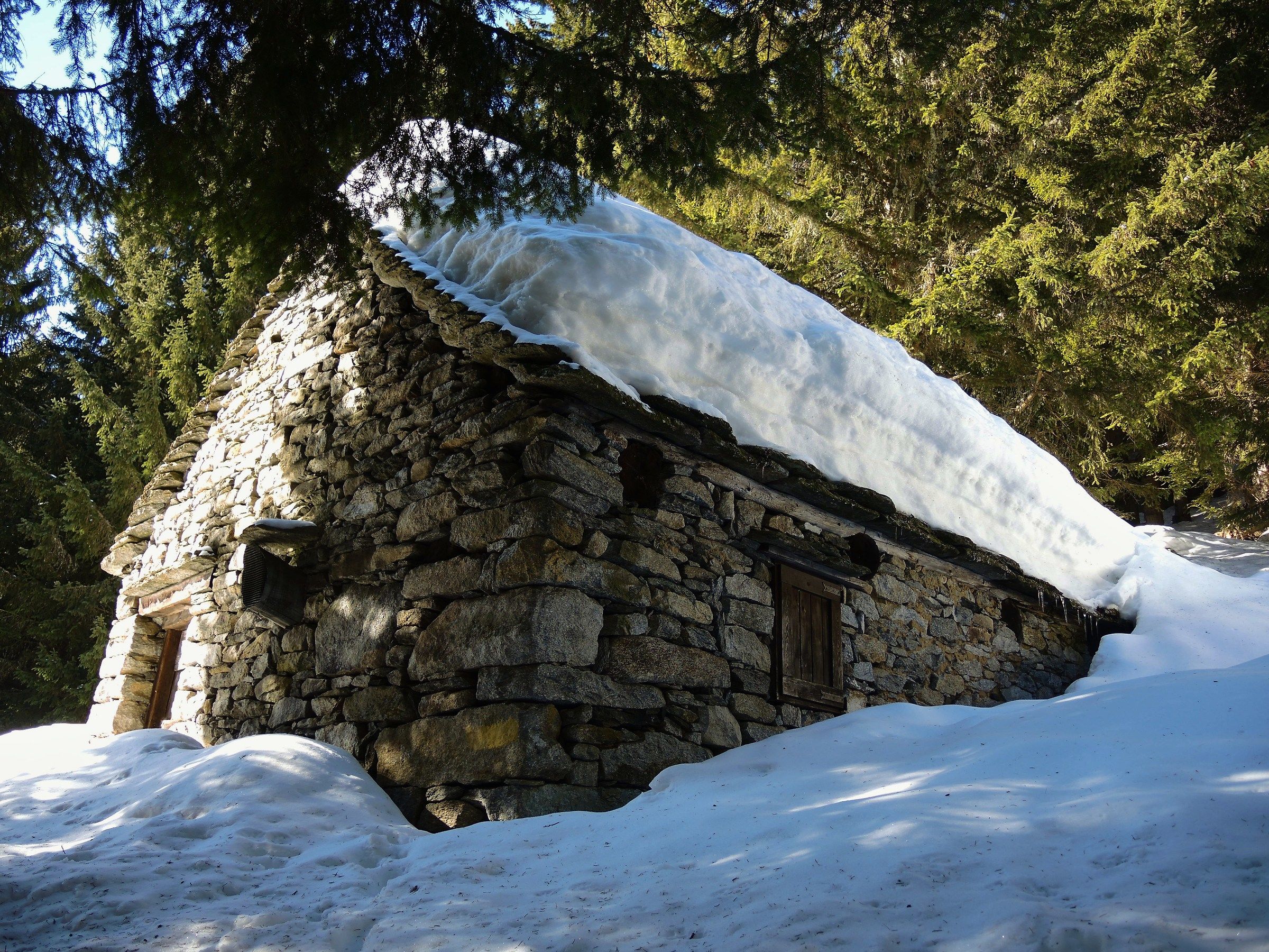 Stone cabin before the Alpe Praà