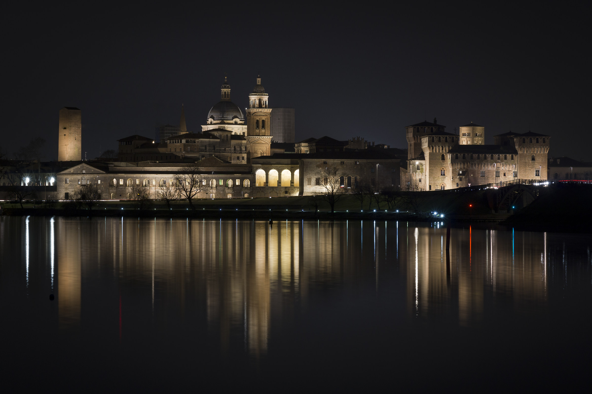 Mantova si specchia nella notte