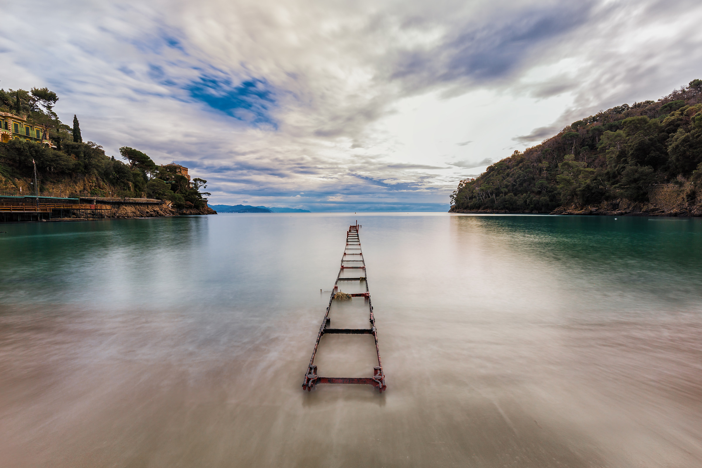 Pontile con l'alta mare