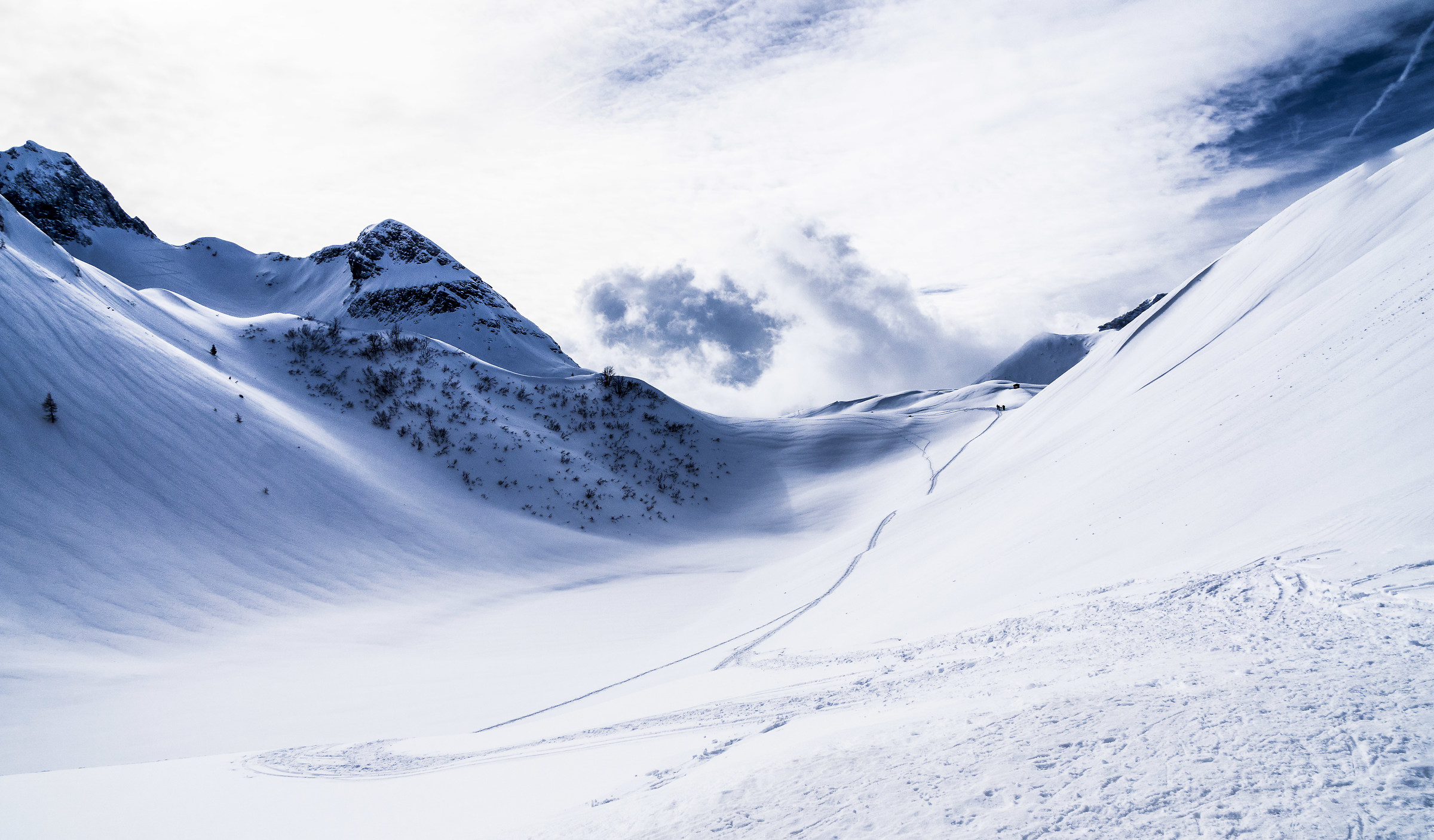 Towards the pass Branchino, frozen lake