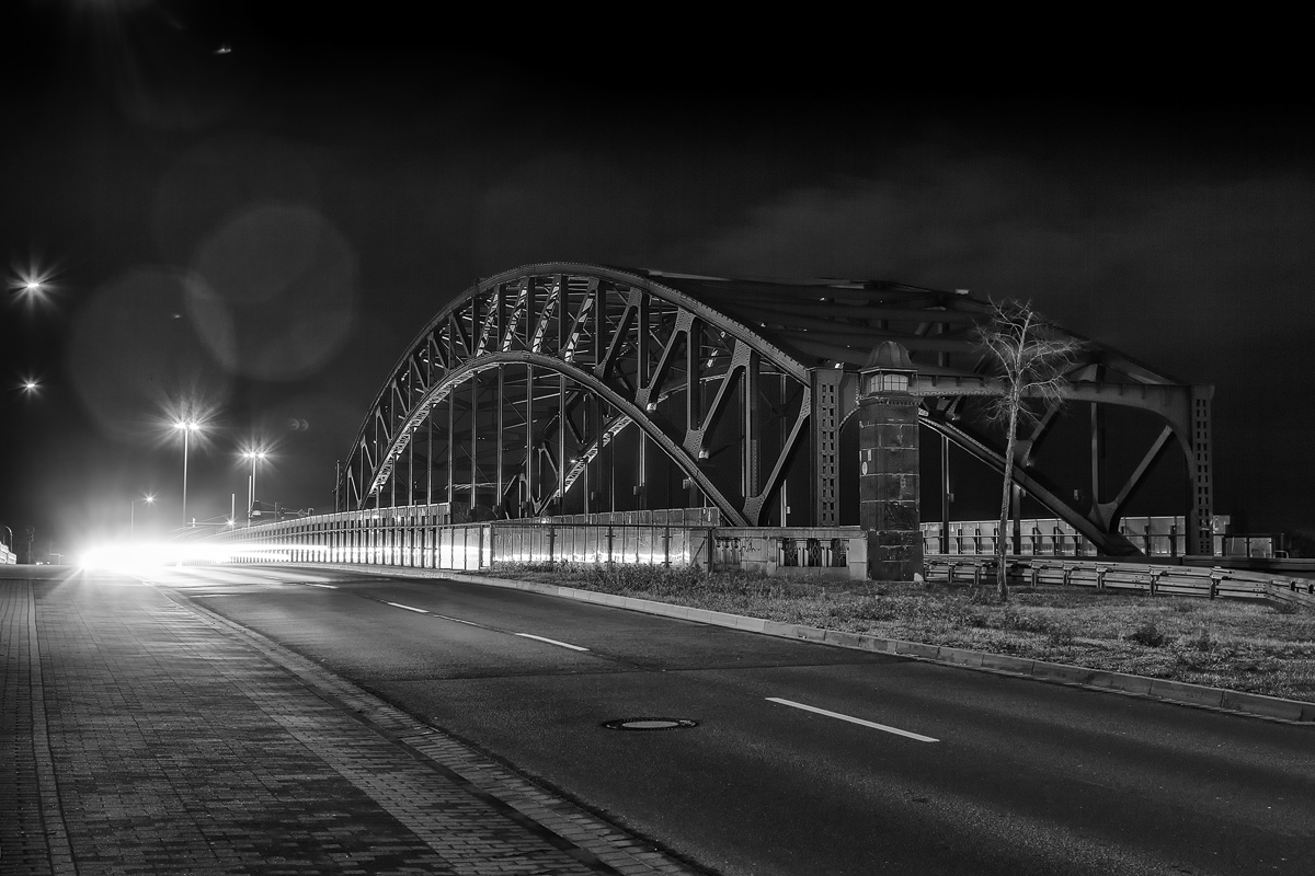 Ponte di Brandeburgo di notte