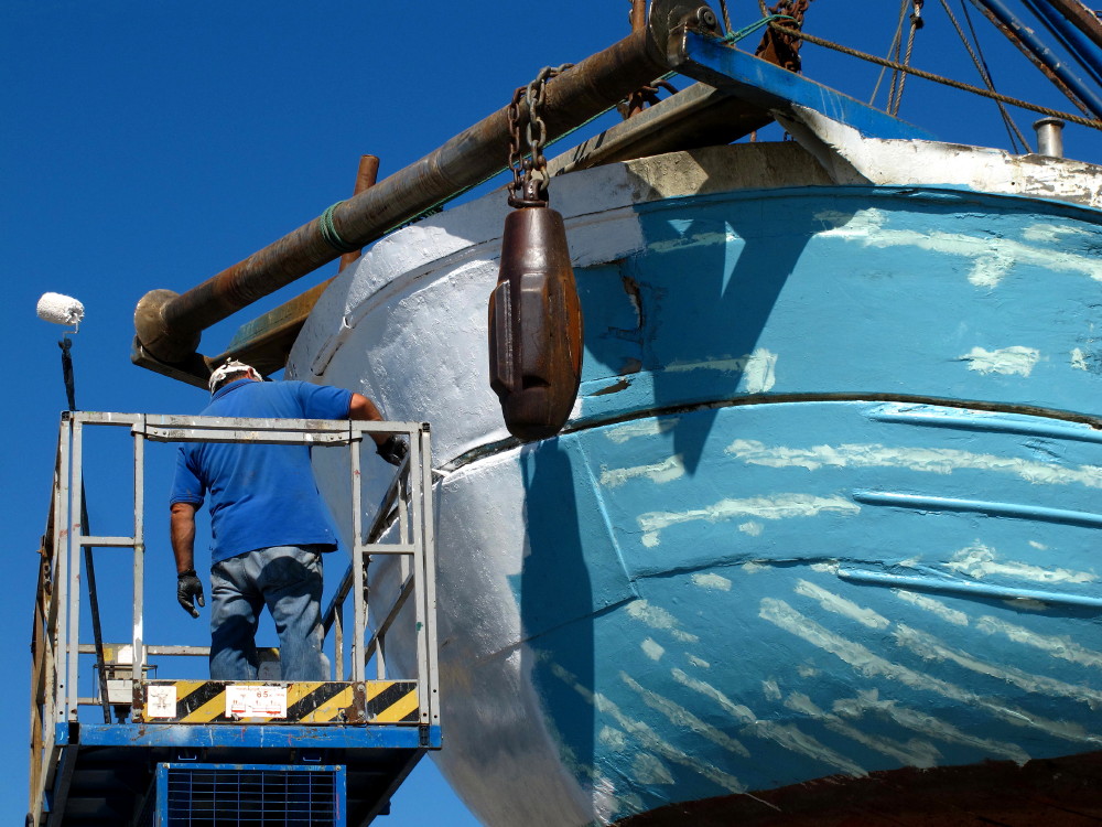 Painting works on the fishing boat_2