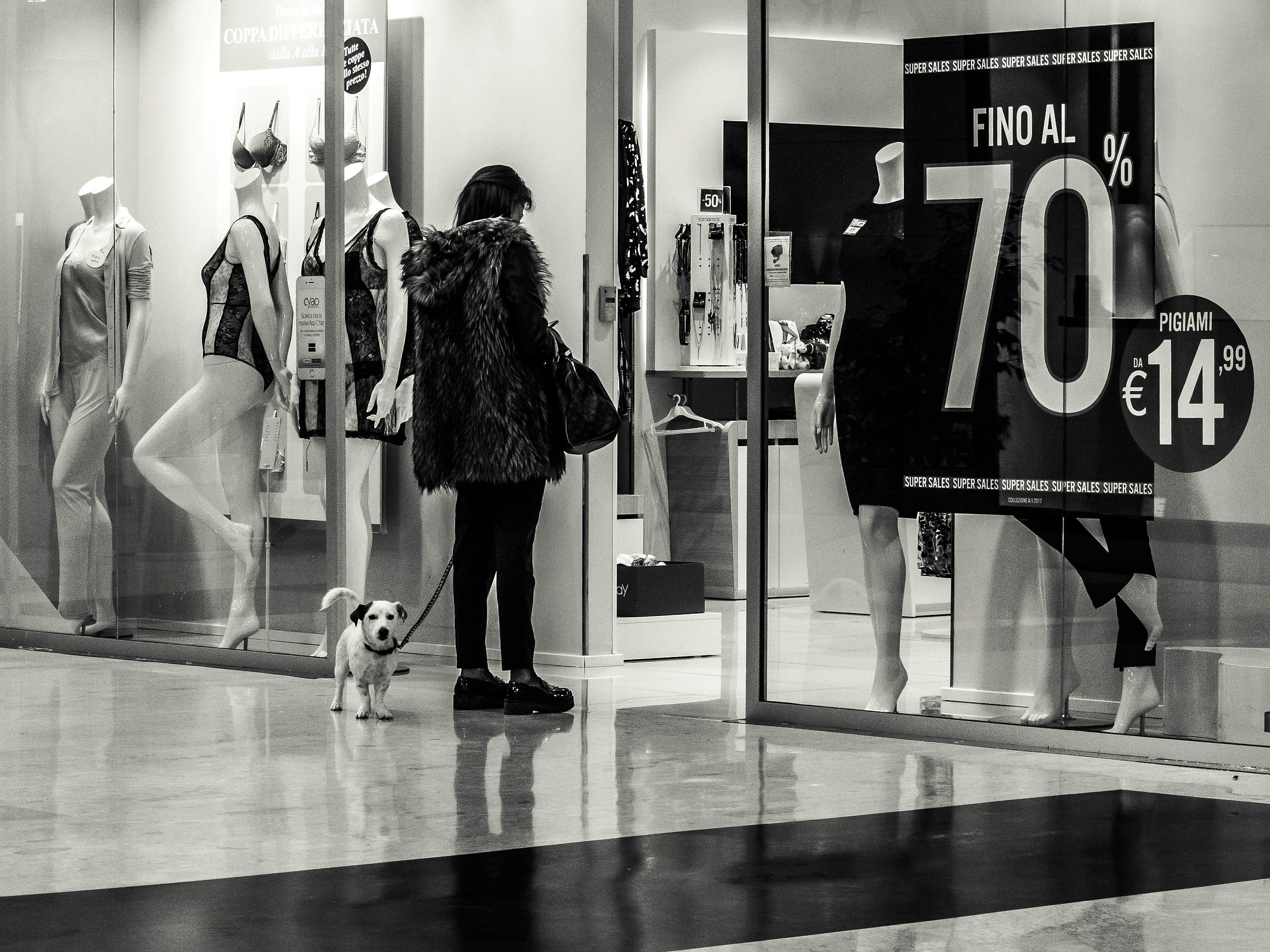 Tempo di saldi e di contrasti