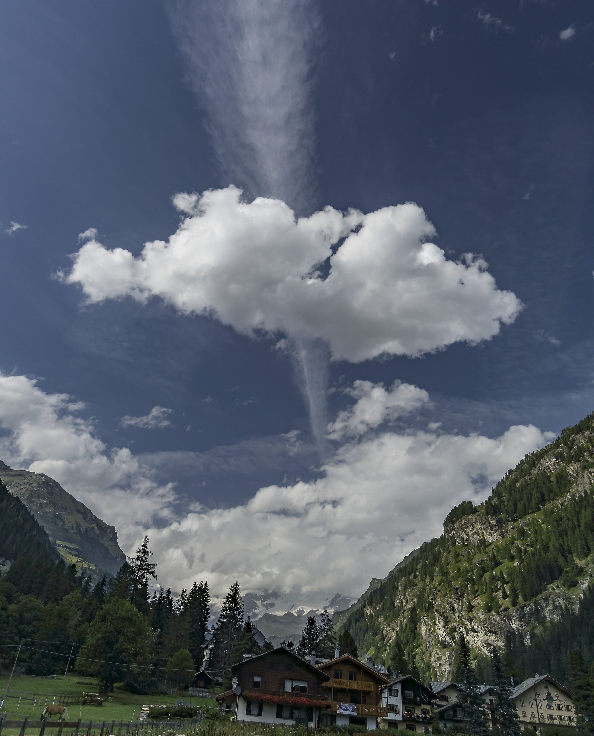 Cielo sopra Gressoney con scie di aerei - 1