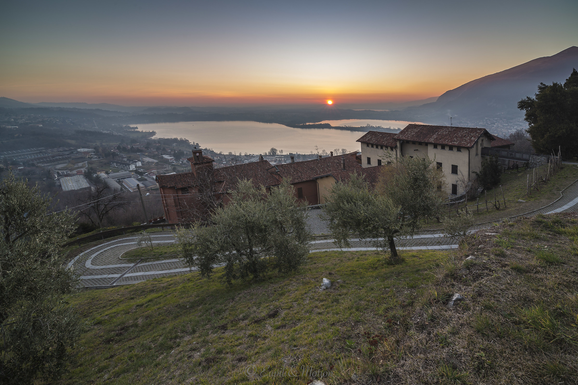 Tramonto sopra il museo del Monte Barro