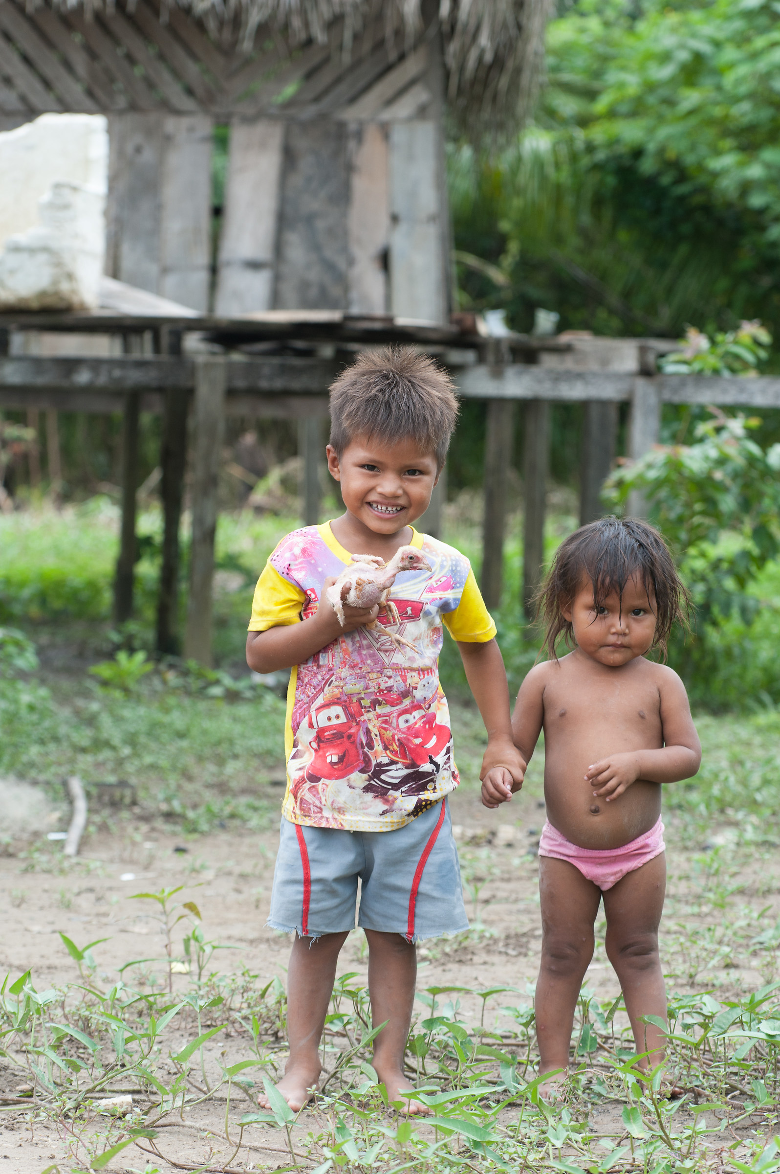Bambini indigeni "comunita Gamboa" amazzonia Peruv...